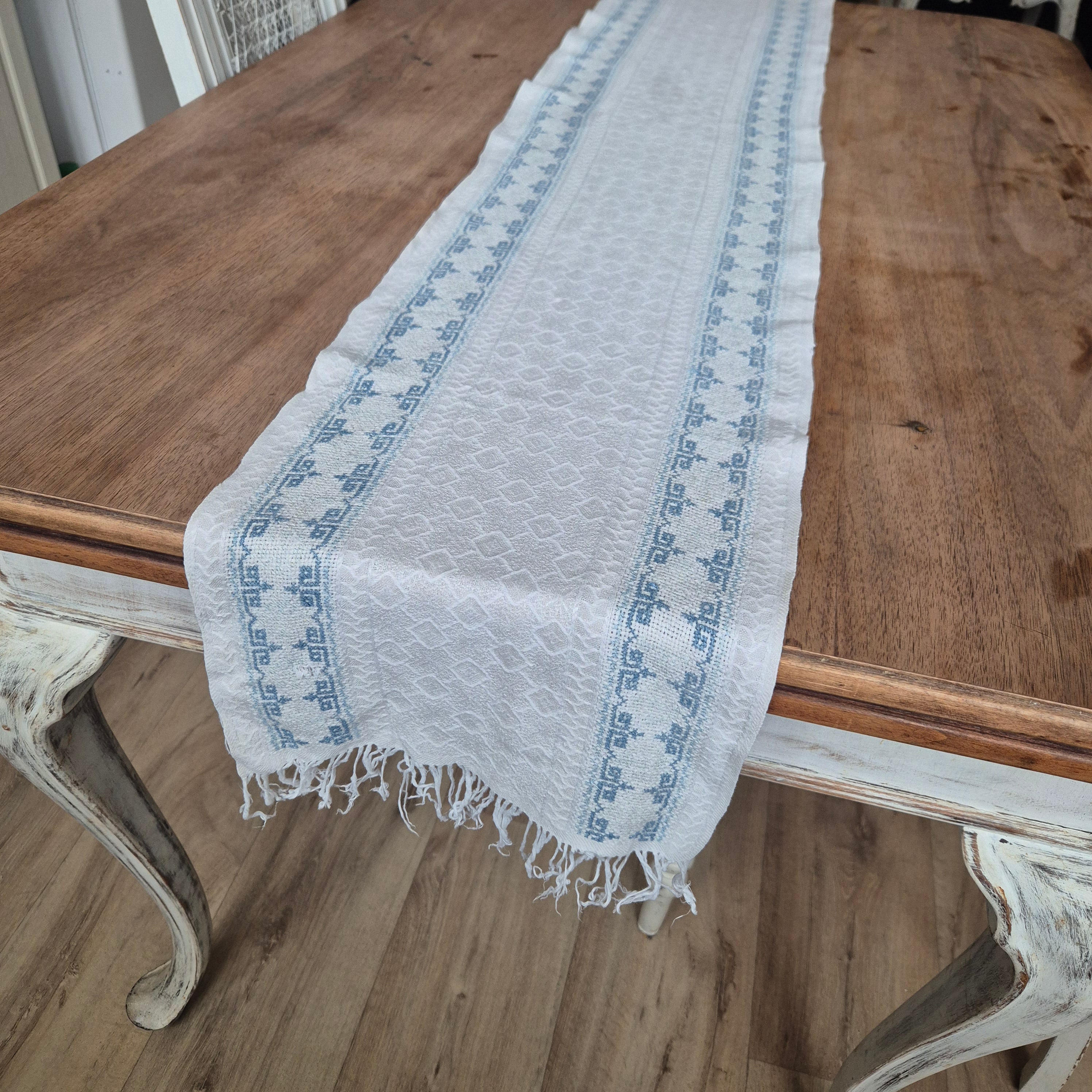Antiker Baumwolle Tischläufer handbestickt mit mini Fleck! 29x170cm mit Fransen blau weiß