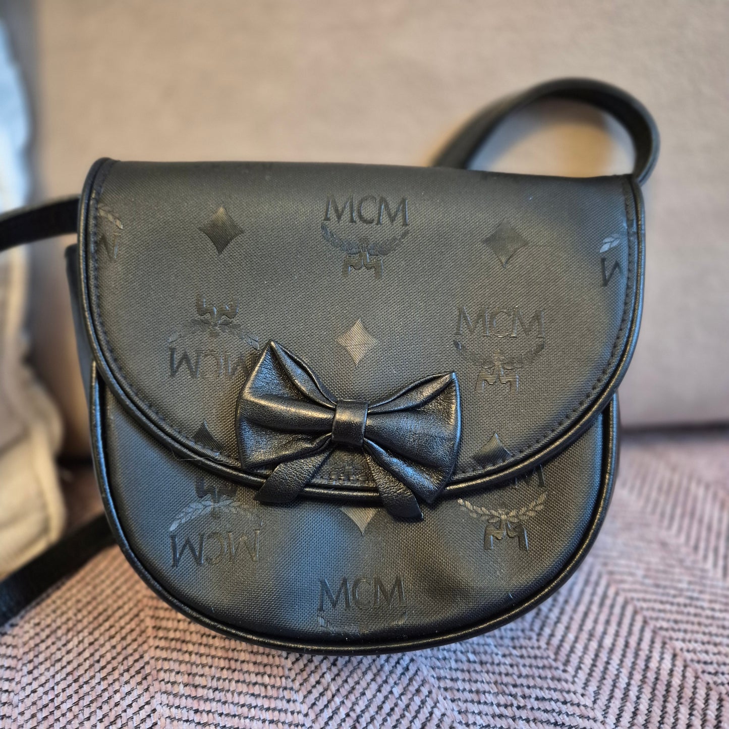 Vintage 90er Jahre MCM Umhängetasche mit Schleife – Klassisches Visetos-Design in Schwarz