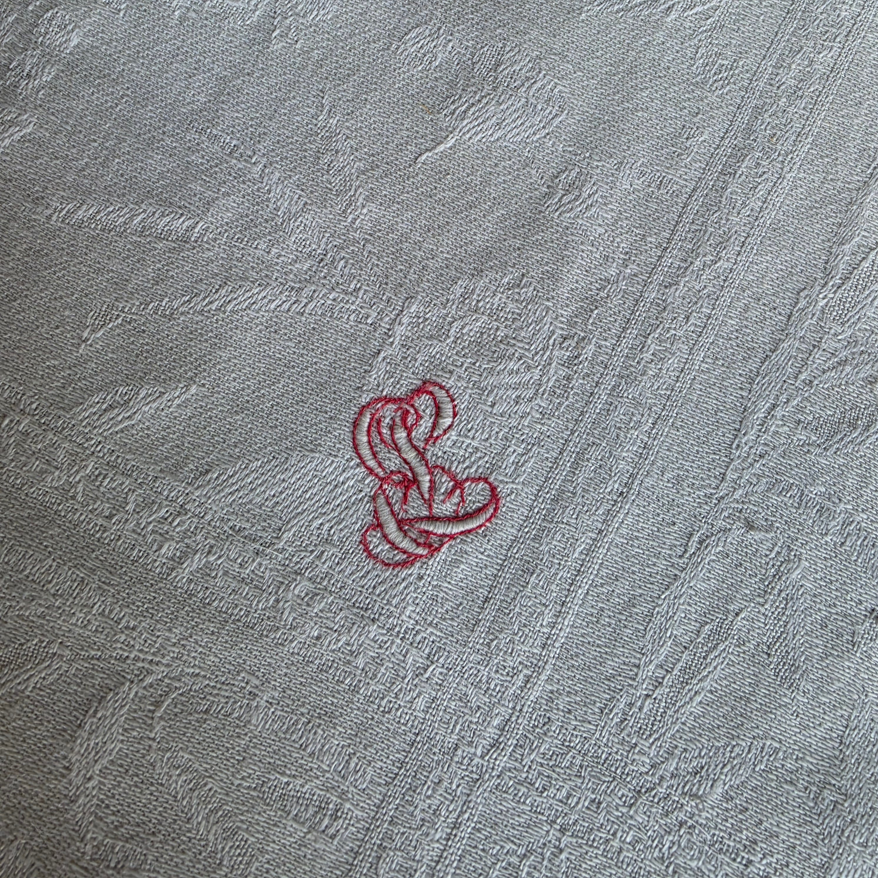 Edle Damast-Serviette / Mitteldecke mit Schwanen-Motiv & rotem Monogramm – Handarbeit um 1900 - 64x64cm