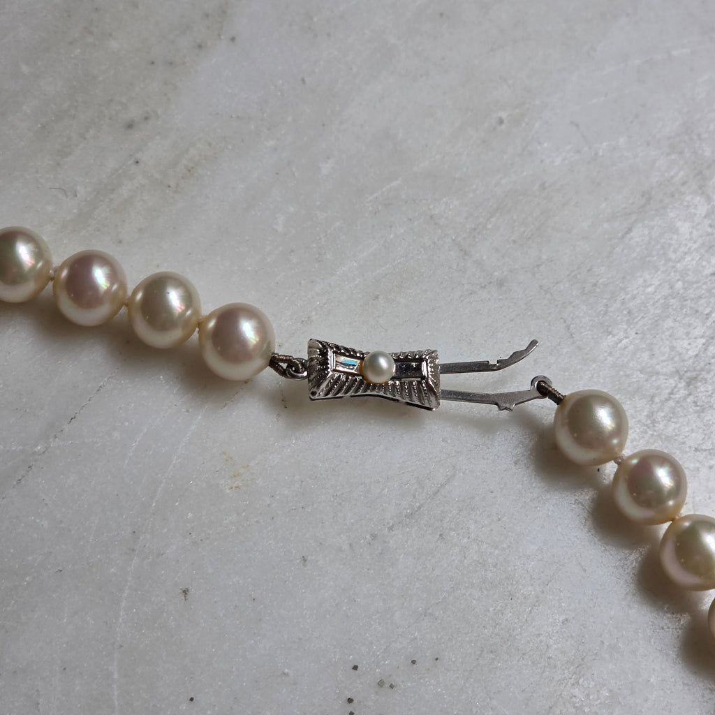 Elegante Perlenkette mit 835 Silber-Steckschloss – Shimmering Modeschmuck-Perlen mit bronzegoldenen Akzenten
