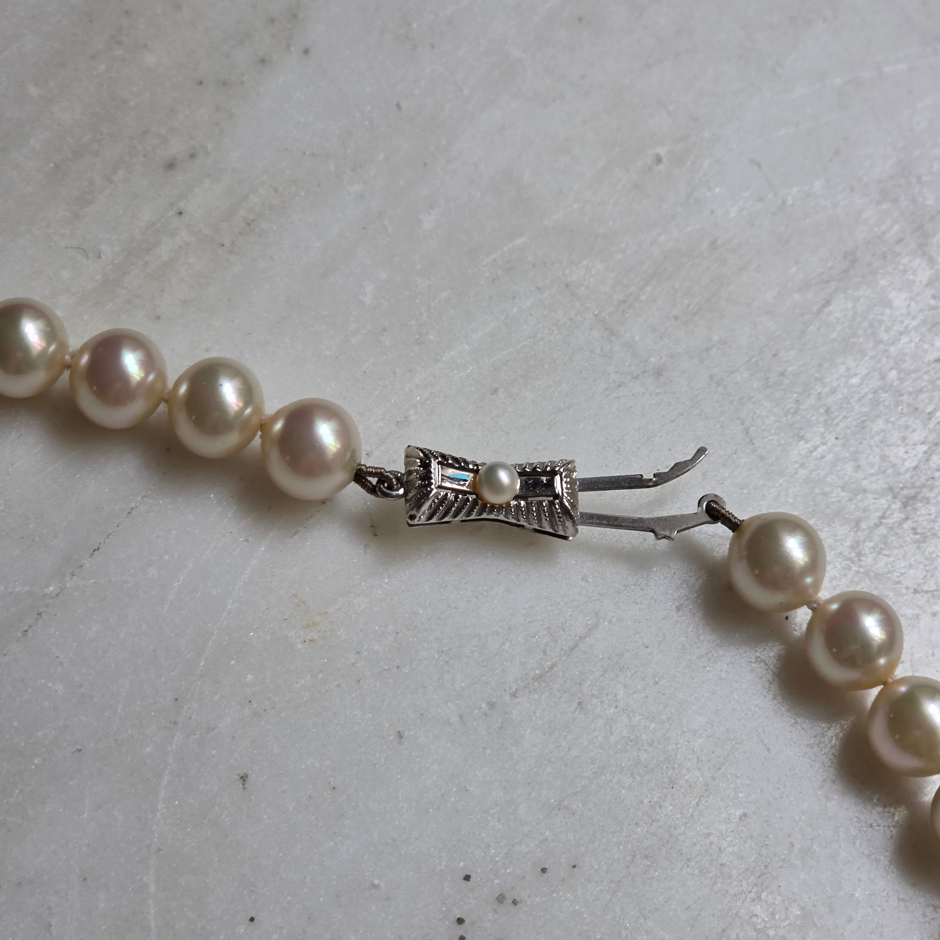 Elegante Perlenkette mit 835 Silber-Steckschloss – Shimmering Modeschmuck-Perlen mit bronzegoldenen Akzenten