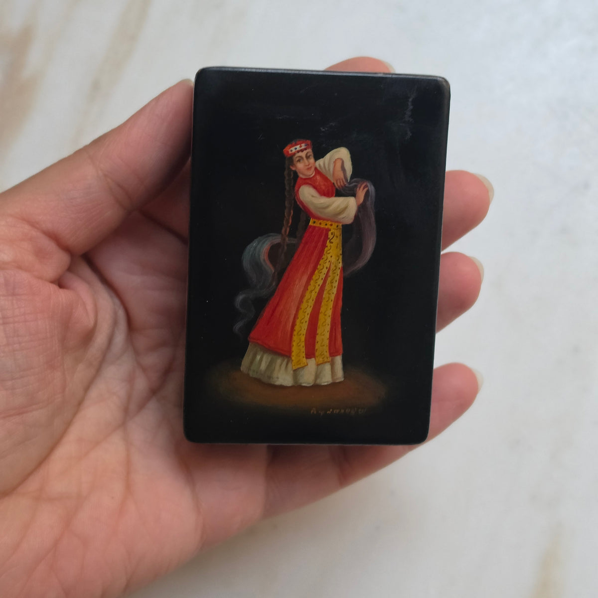 Handbemalte Russische Lackdose - Schmuckschatulle mit Palekh- Fedoskino Motiven – Traditionelle Miniaturmalerei