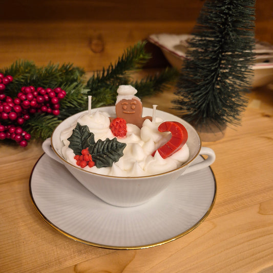 Handgemachte Sojawachskerze Weihnachtesgeschenk badender Lebkuchen Sahne Dessert in Antiker Porzellan Suppentasse von Seltmann Weiden