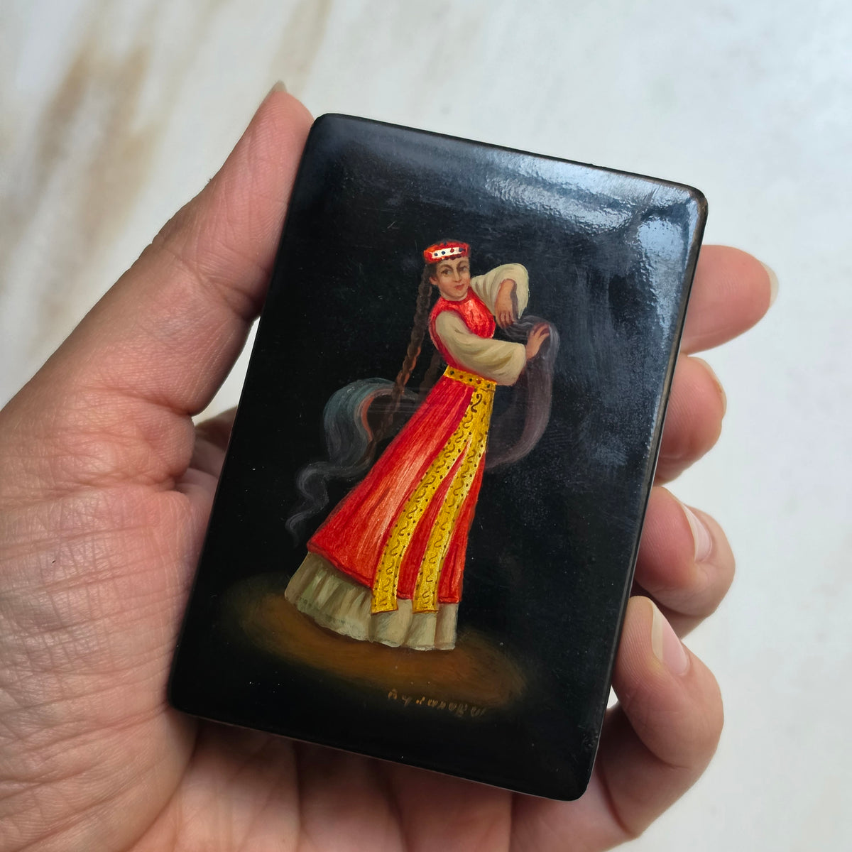 Handbemalte Russische Lackdose - Schmuckschatulle mit Palekh- Fedoskino Motiven – Traditionelle Miniaturmalerei