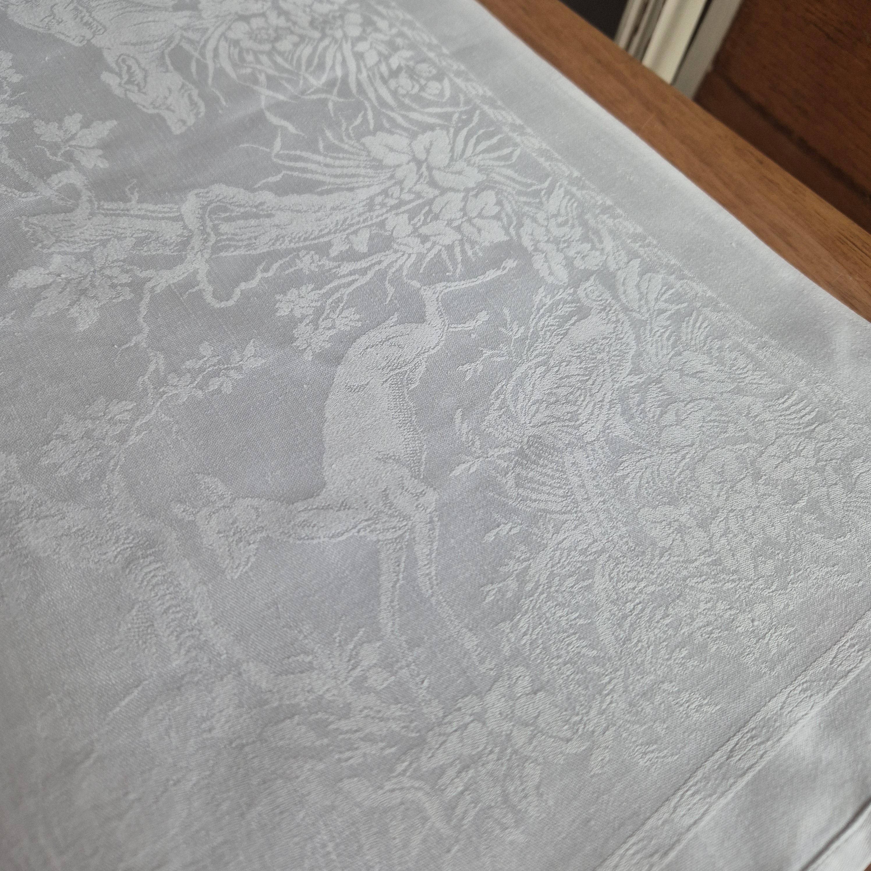 Antike Tischdecke weiß 77x91cm Damast weiß Jagtmotiv und Monogram L.B