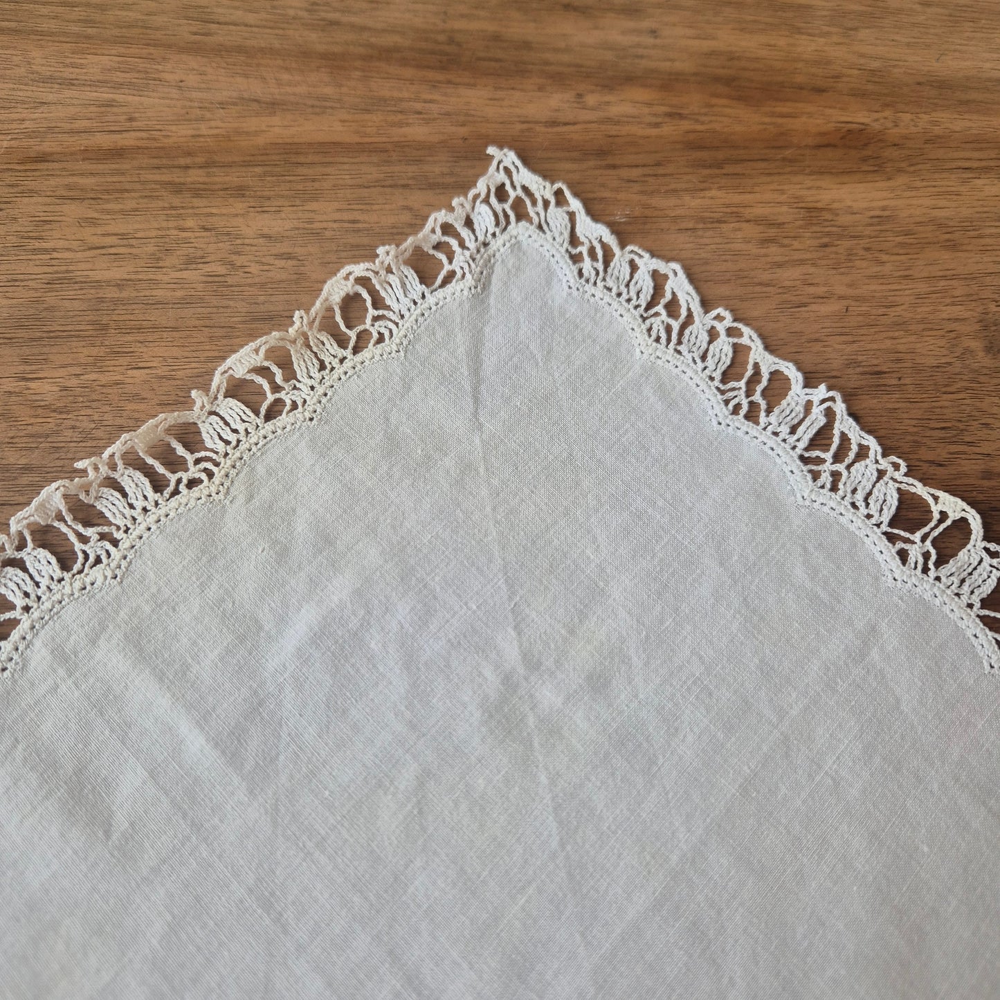 Vintage Stofftaschentuch weiß Stickerei Baumwolle gehäkelt/geklöppelt 28x28cm (Flecken)
