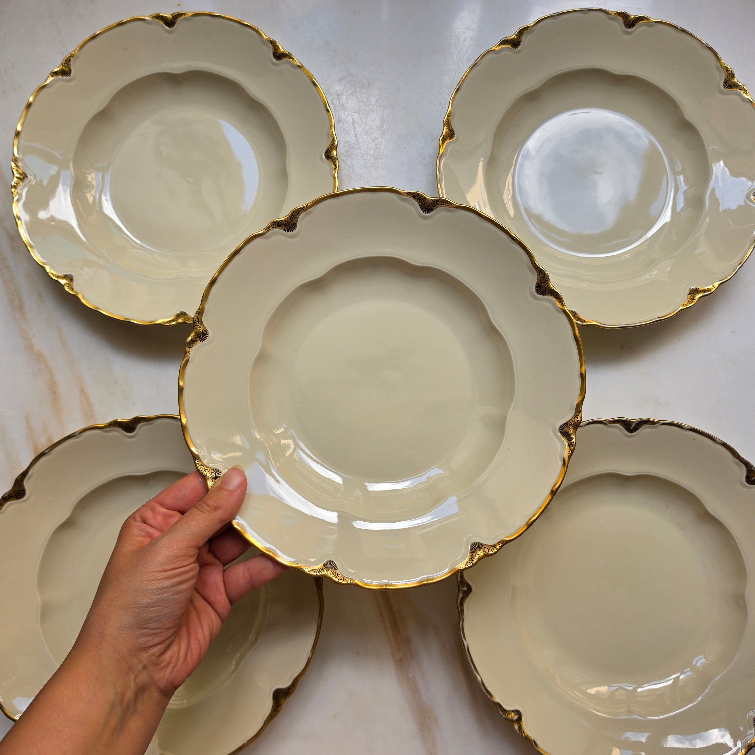 Antike Schönwald Porzellan-Essteller mit Goldrand & Muschelrelief (5er-Set) – Elfenbein/Creme