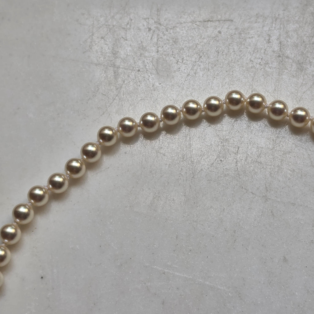 Klassische Kunstperlenkette mit warmem Schimmer – Vintage-Modeschmuck für jeden Tag