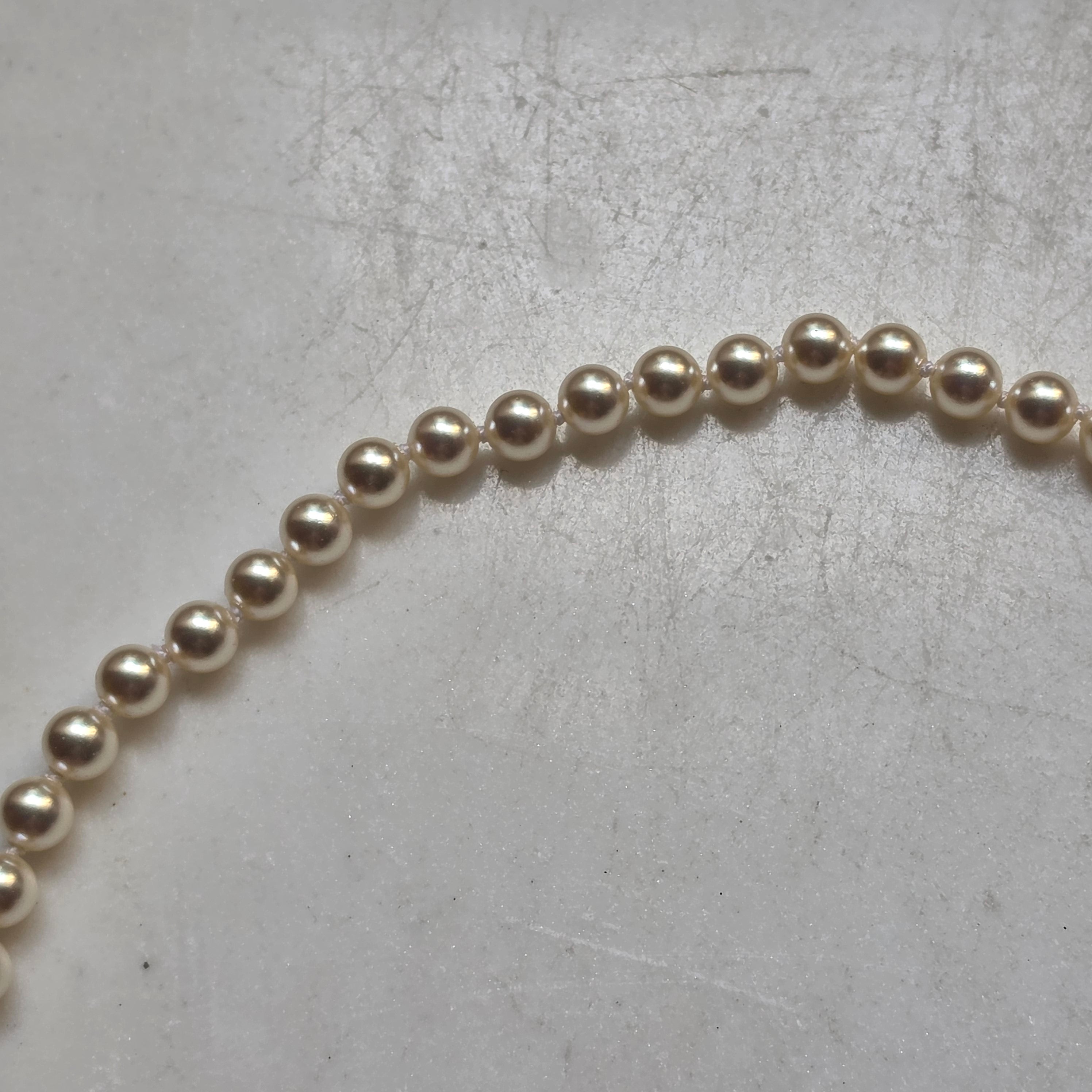 Klassische Kunstperlenkette mit warmem Schimmer – Vintage-Modeschmuck für jeden Tag