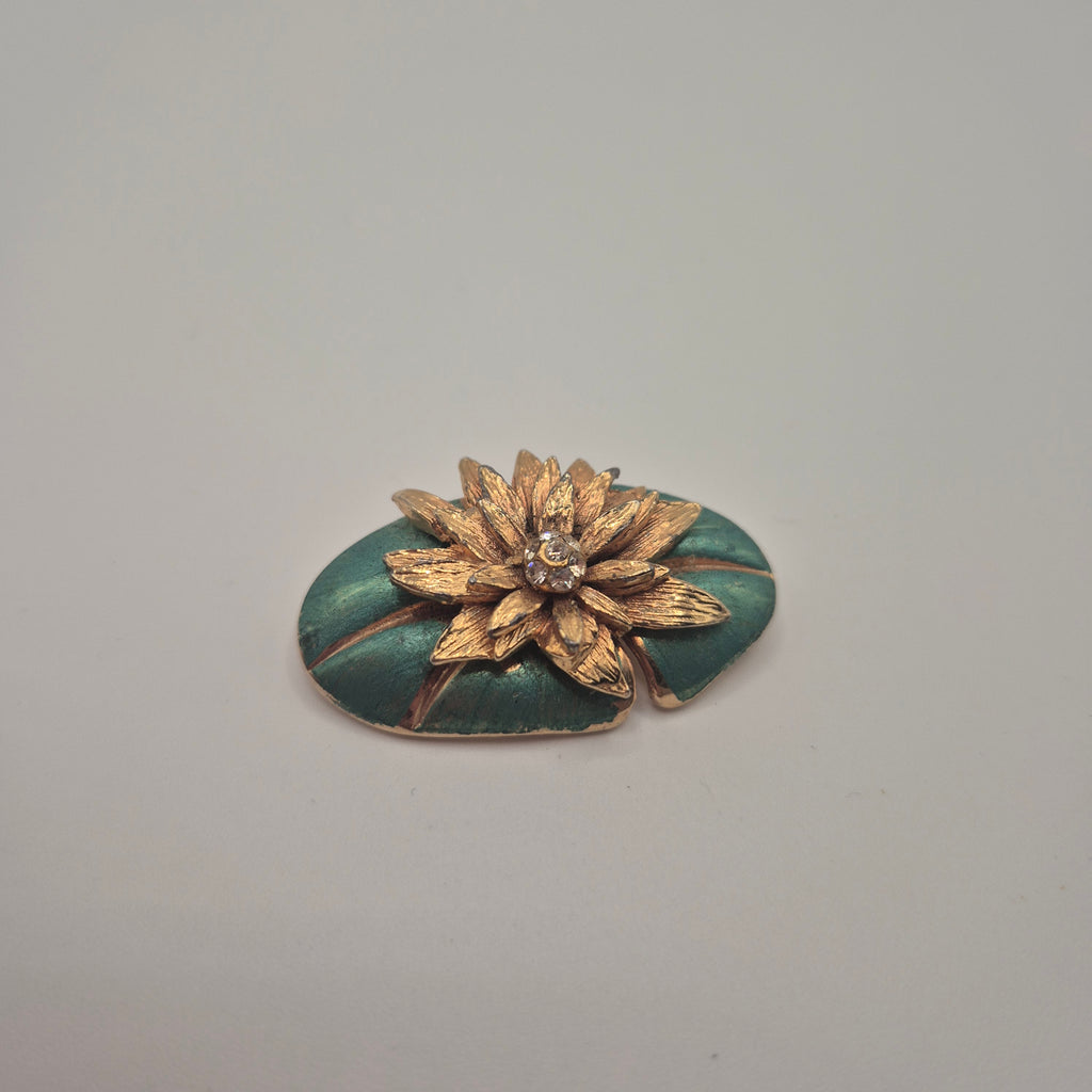 Vintage Seerosen-Brosche mit echter Patina – Gold/Grün