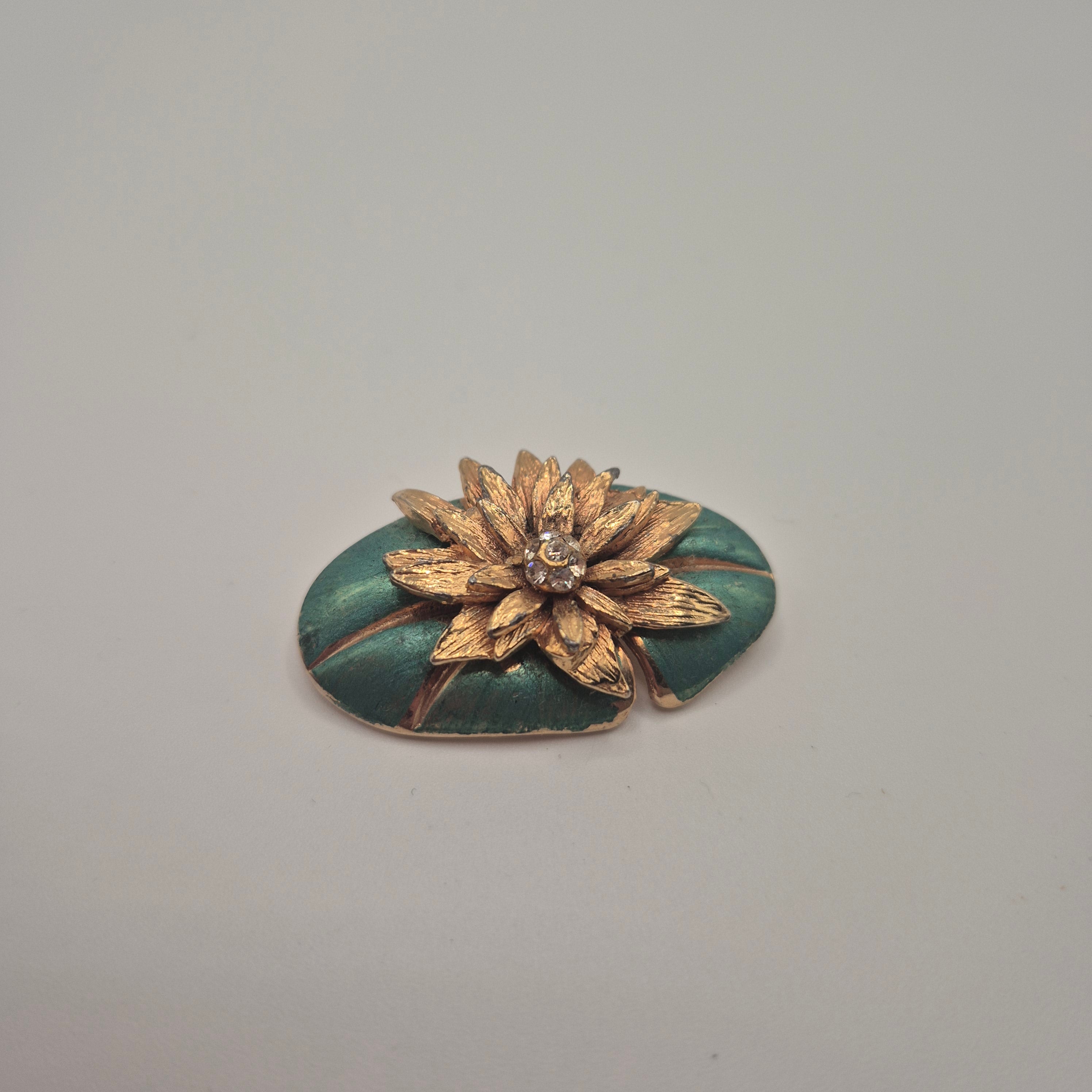 Vintage Seerosen-Brosche mit echter Patina – Gold/Grün