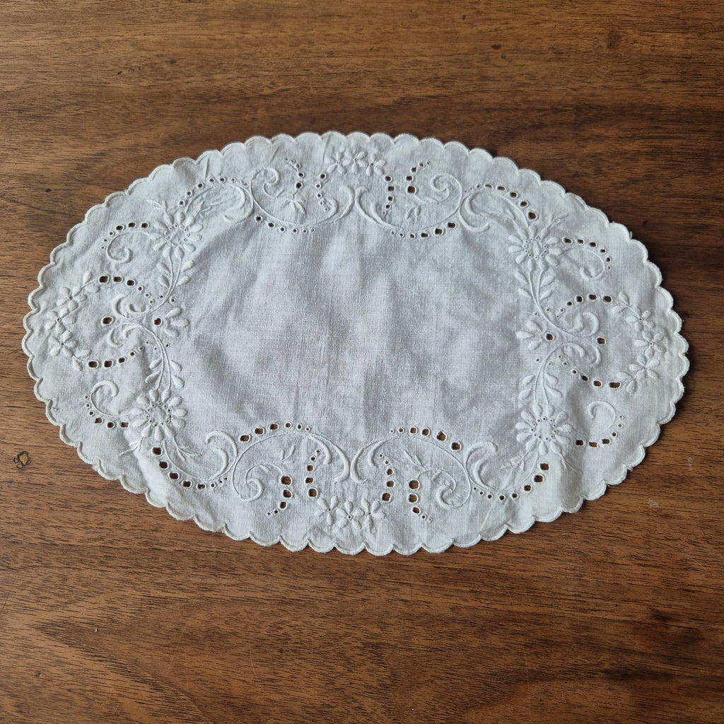 Vintage Zierdeckchen weiß bestickt Baumwolle 36x24cm weiß oval