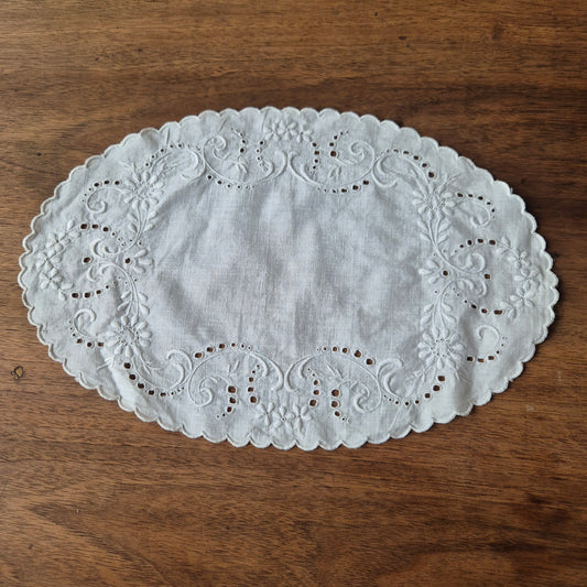 Vintage Zierdeckchen weiß bestickt Baumwolle 36x24cm weiß oval