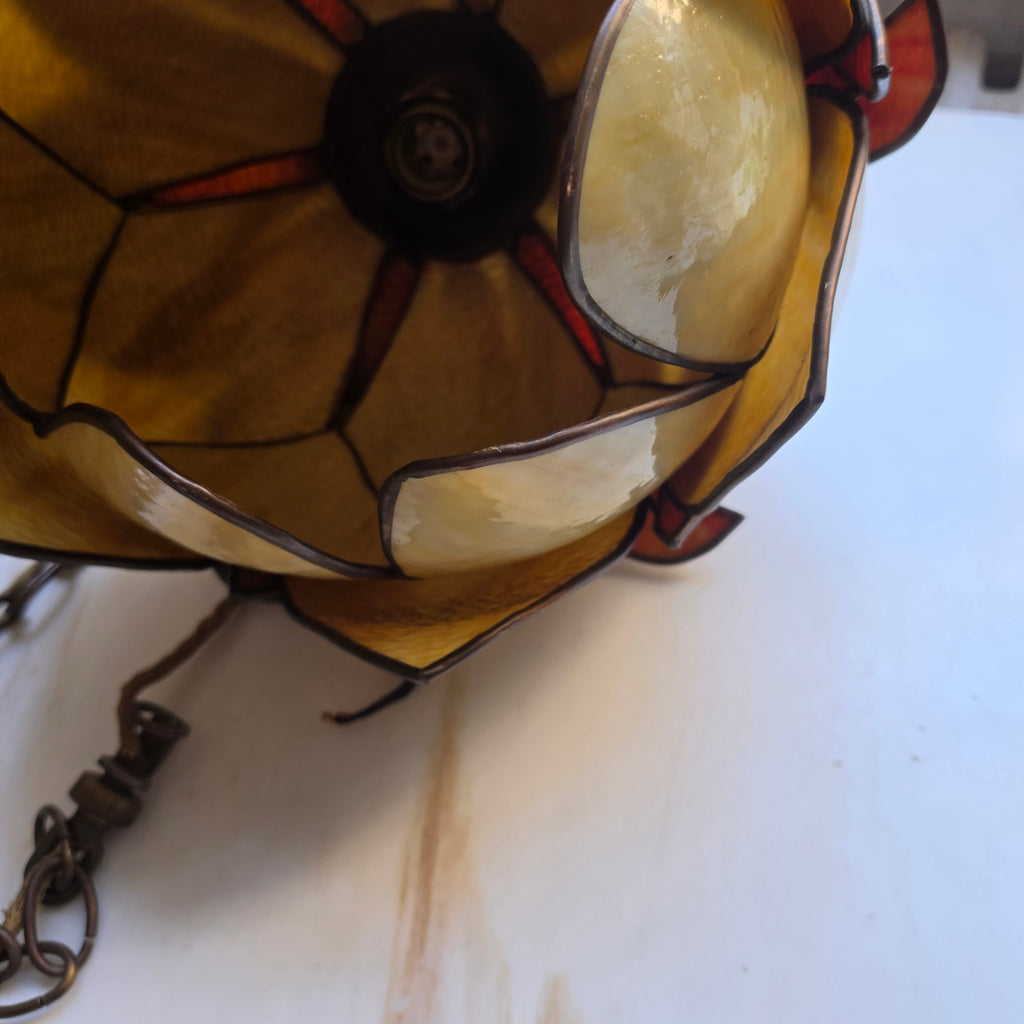 Vintage Tiffany-Stil Hängelampe Lotusblüte / Art Déco Pendelleuchte aus Buntglas & Messing