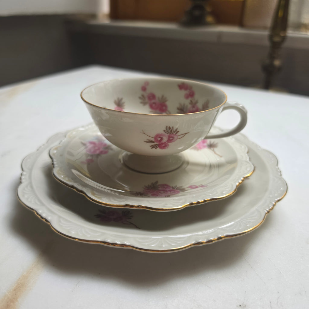 Vintage-Porzellan-Gedeck (3-teilig) mit zartem Rosendesign und Goldrand