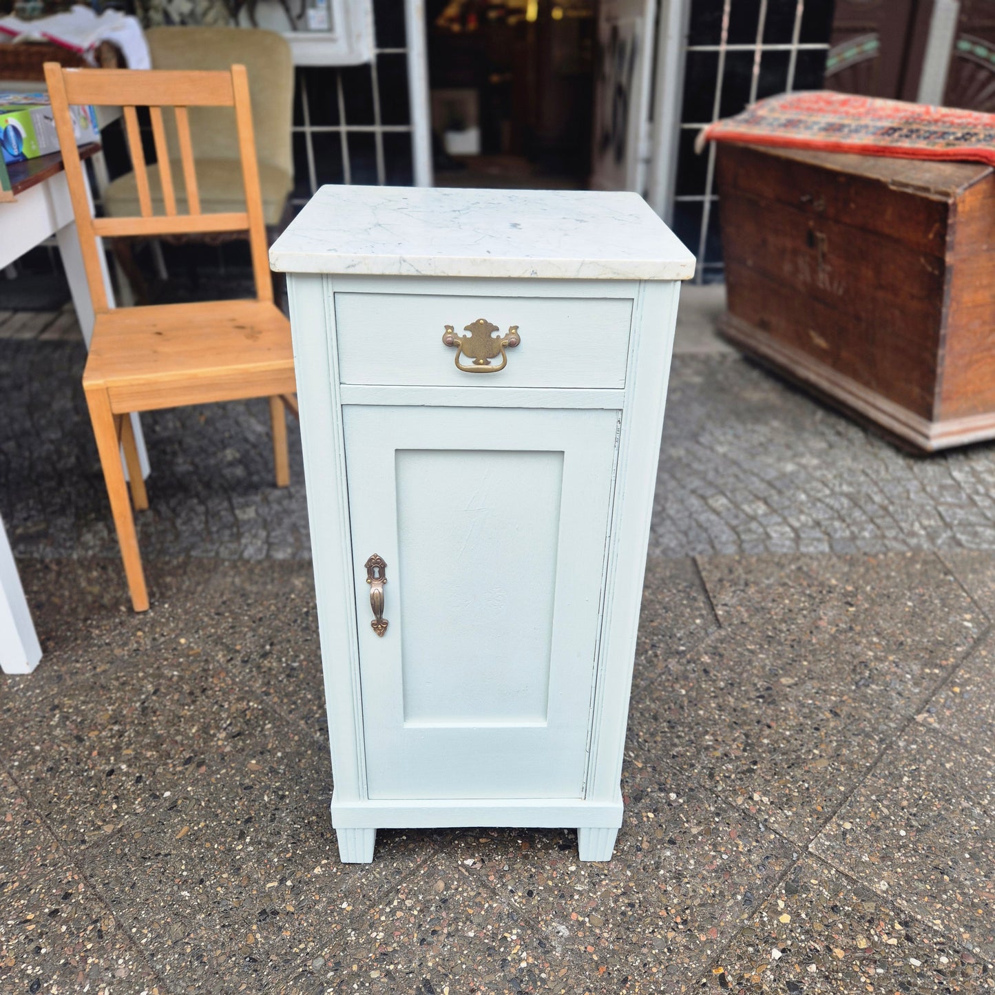 Antikes himmelbaues Jugendstil Nachtschränckchen mit Marmorplatte