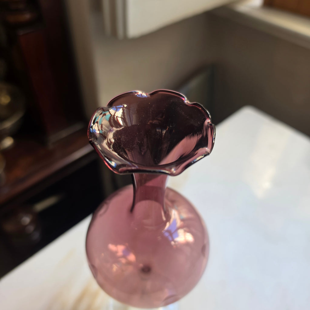 Elegante Vintage-Glasvase in Amethyst-Rosa – Handgefertigt mit Wellenrand & Luftblasen-Akzenten
