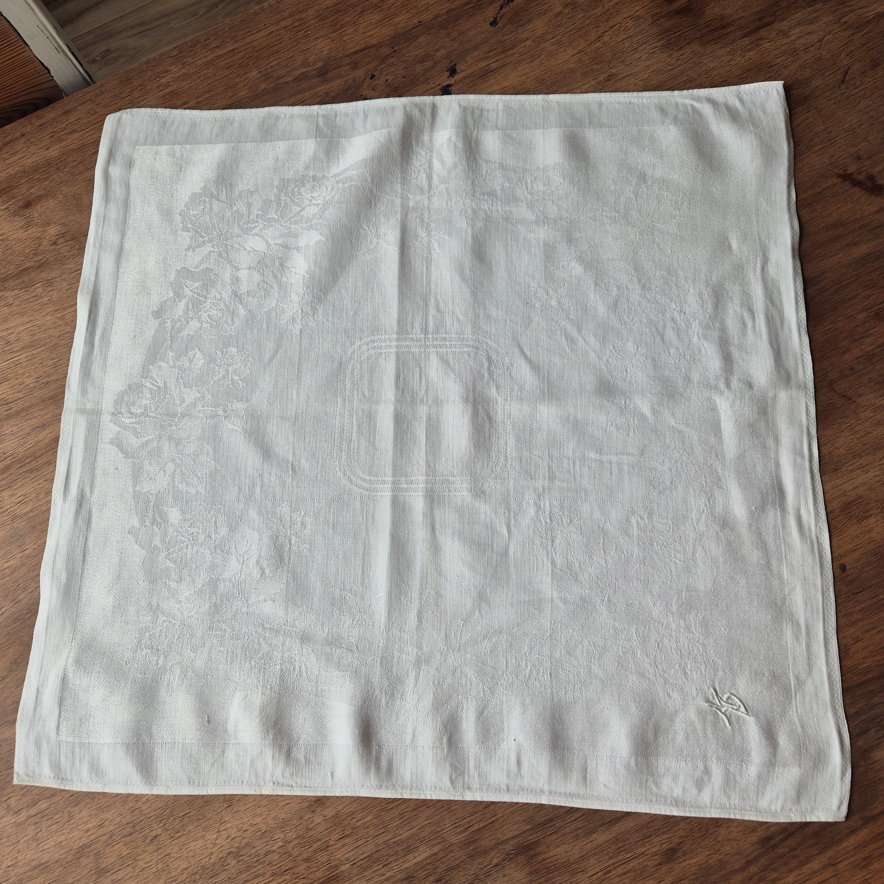 Antike Serviette oder Mitteldecke bestickt weiß klein 54x56cm Monogramm M.D. Damast 🤍