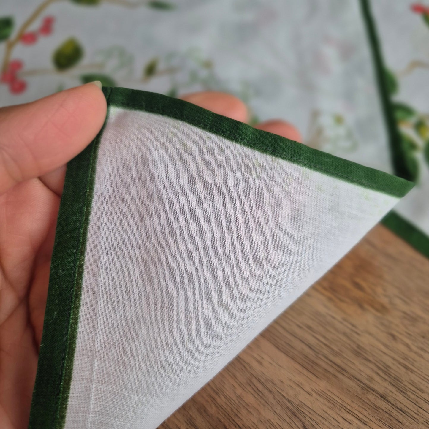 2x Vintage bedruckte Servietten Grün weiß Vogelmotiv und Pflanzenmotiv Baumwolle