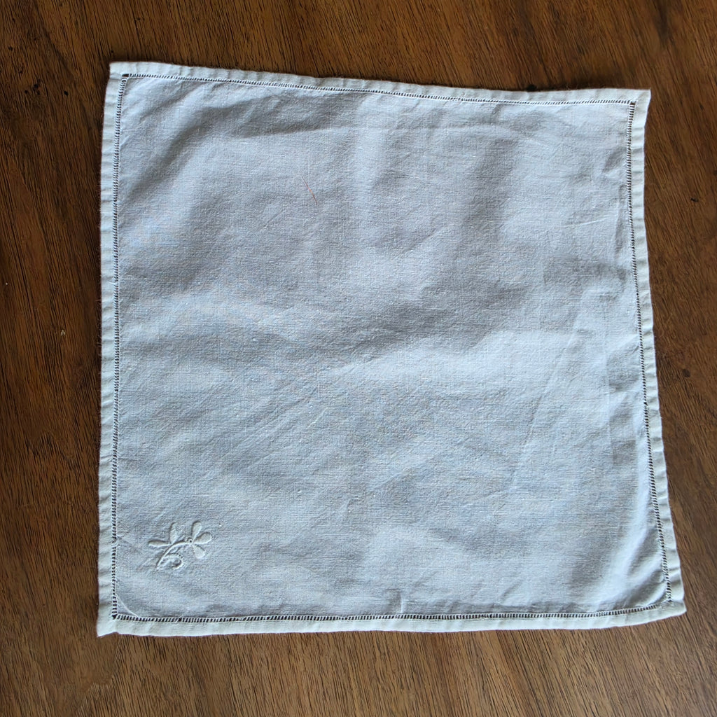 Vintage Stofftaschentuch Weiß – Edles Hochzeits-Taschentuch aus Baumwolle mit Stickerei 28x28cm