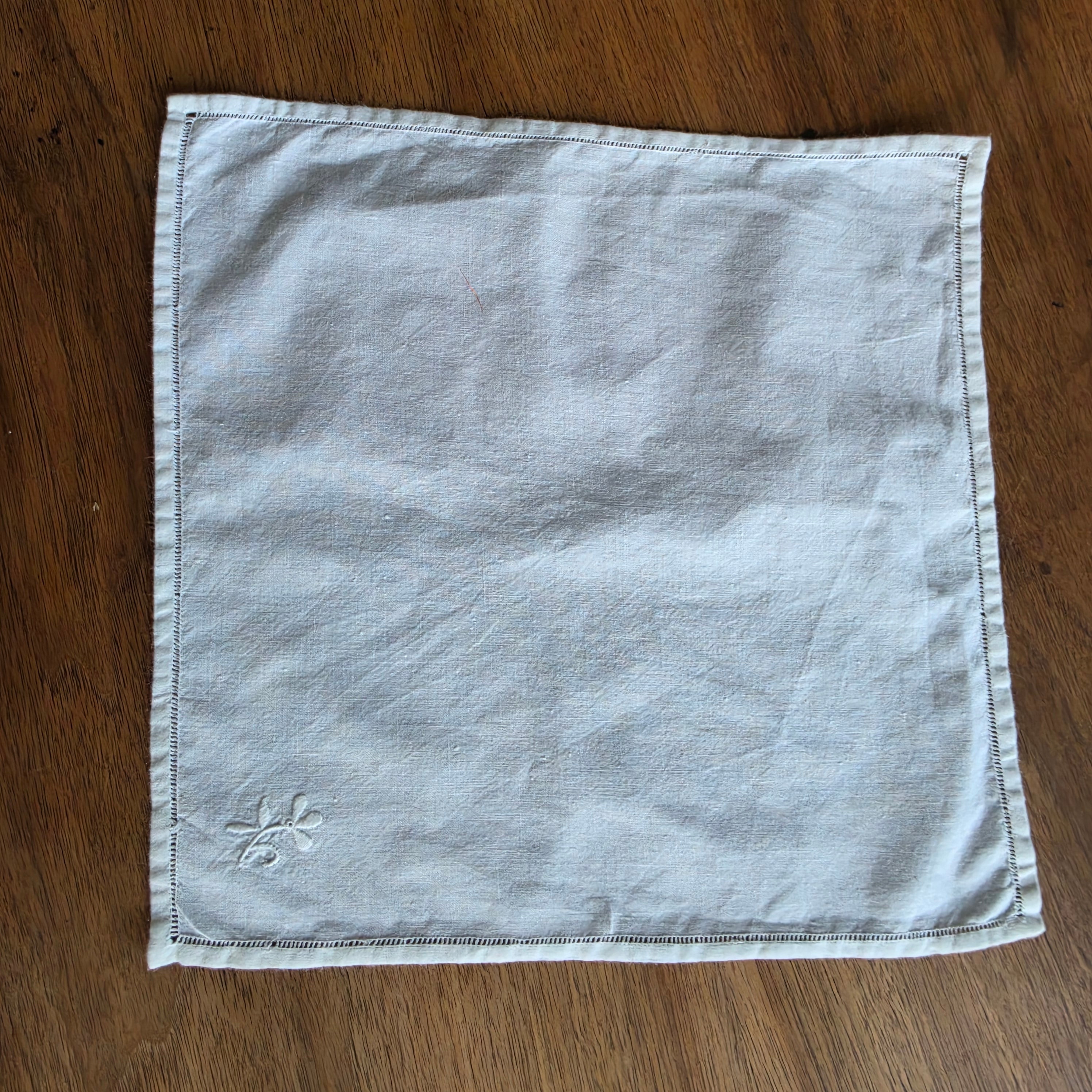 Vintage Stofftaschentuch Weiß – Edles Hochzeits-Taschentuch aus Baumwolle mit Stickerei 28x28cm