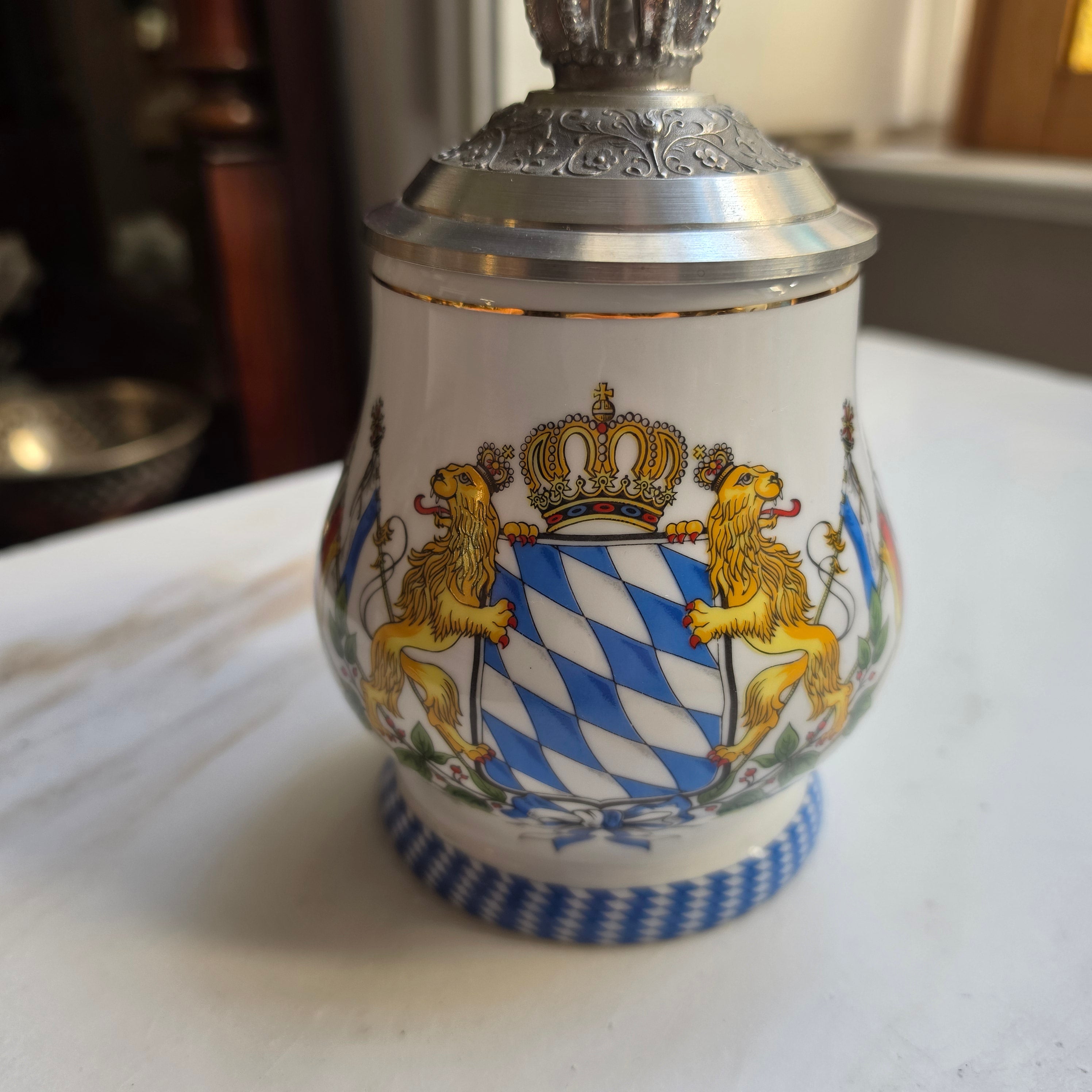 Exklusiver Porzellan-Bierkrug mit Zinndeckel – Bayerisches Wappen & Krone - Kühr Sandizell (Limitierte Auflage)