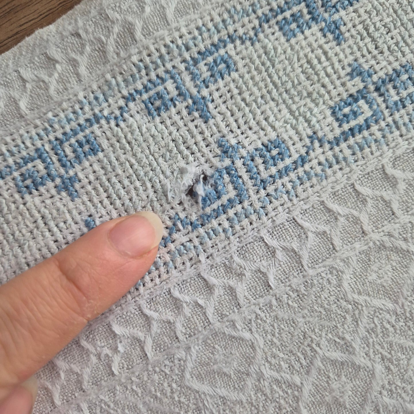 Antiker Baumwolle Tischläufer handbestickt mit mini Fleck! 29x170cm mit Fransen blau weiß