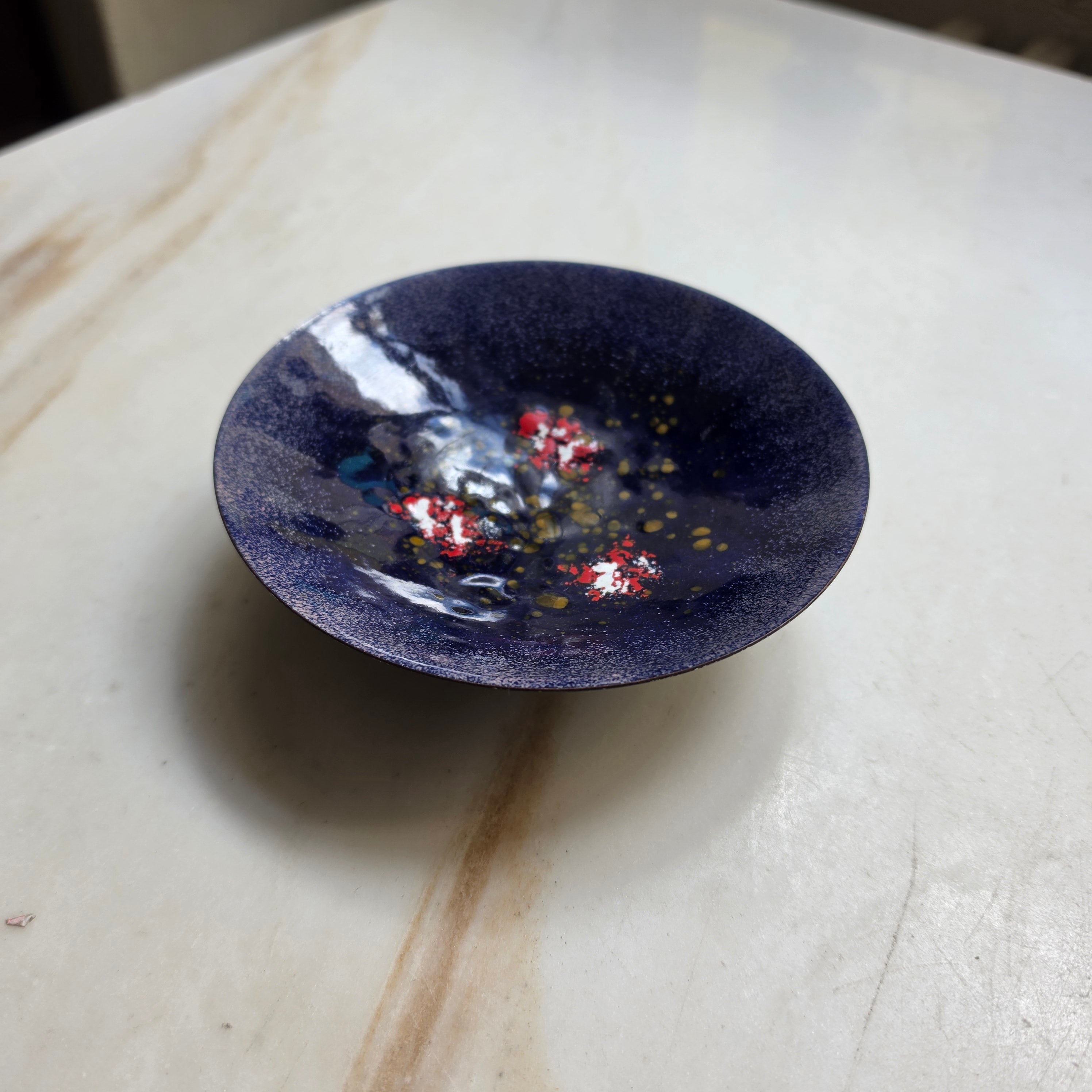 Handgefertigte Emaille-Schale auf Messingfuß – Mitternachtsblau mit Koi-Teich-Effekt