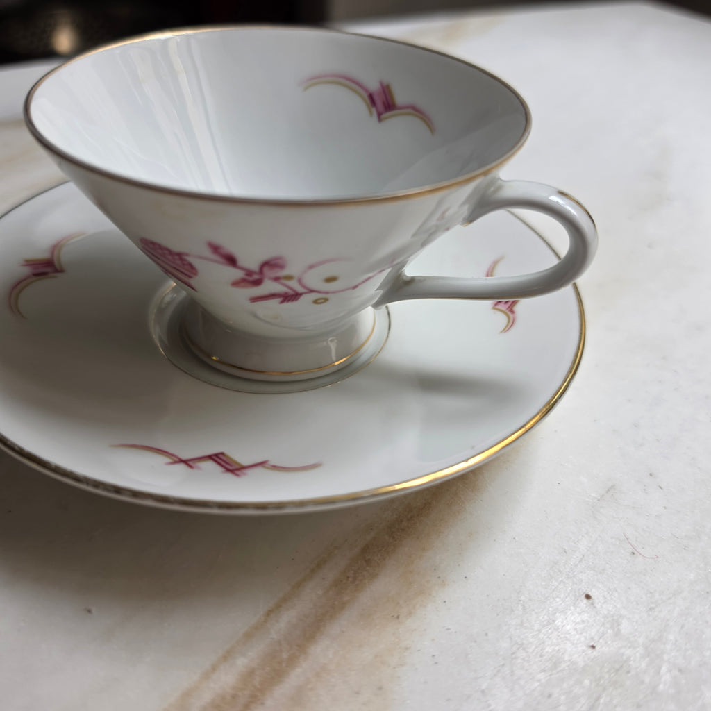 Vintage Porzellan-Tasse mit Untertasse – Beerenrosa & Golddekor - Mid-Century Elegant