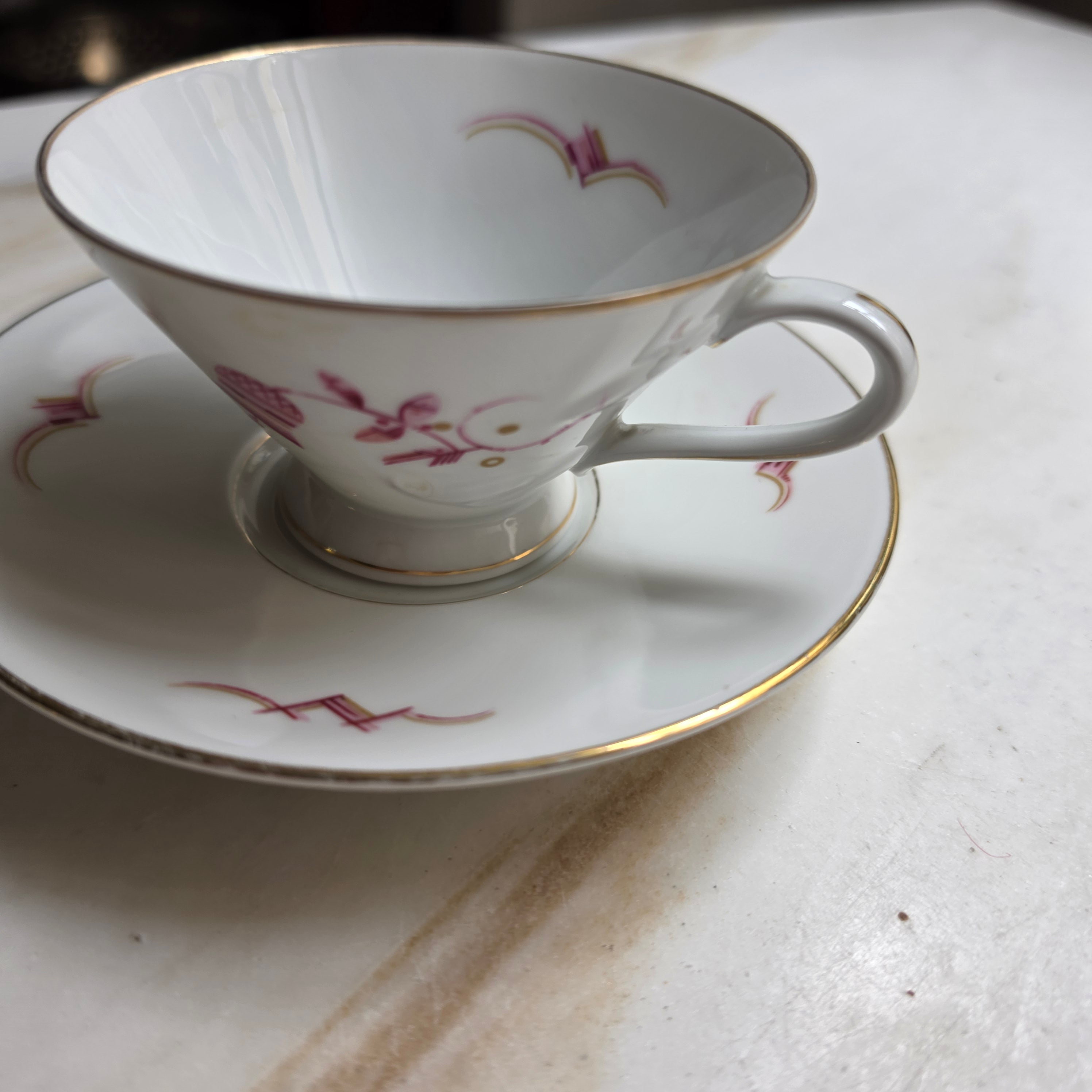 Vintage Porzellan-Tasse mit Untertasse – Beerenrosa & Golddekor - Mid-Century Elegant