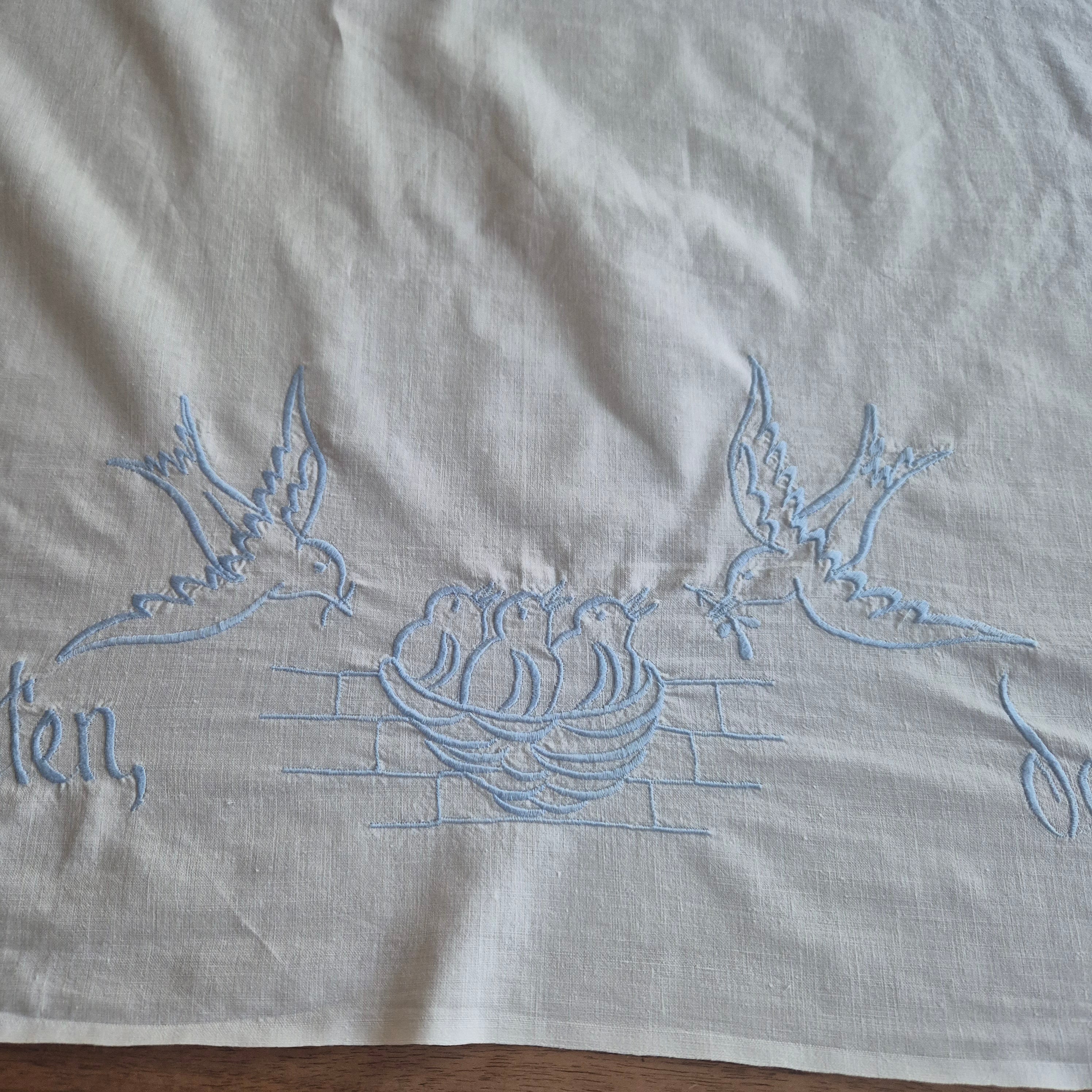 Großes Baumwolltuch mit Spruch "Wo die Schwalben nisten, da wohnt das Glück!" 140x210cm
