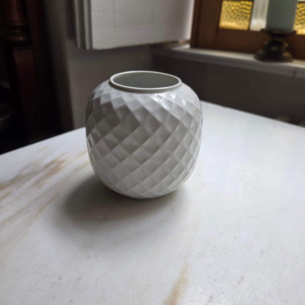 Vintage Thomas Porzellan Vase „Aruba“ - Rosenthal Gruppe – Weißes Rautenmuster - Relief - Mid-Century Modern