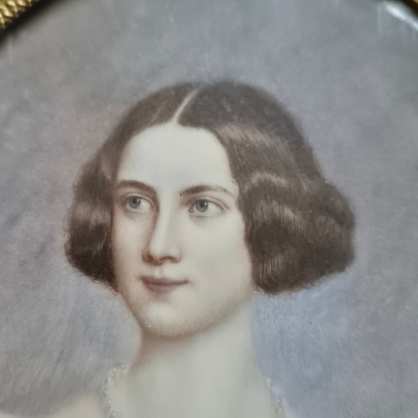 Antike viktorianische Miniaturmalerei / Lupenmalerei Porträt auf Porzellan / Leder in Messing gerahmt