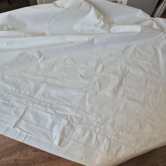 Antikes Laken Überwurf mit Knopfleiste Laubmuster mit sichtbaren Stockflecken 150x255cm Monogram L.S.
