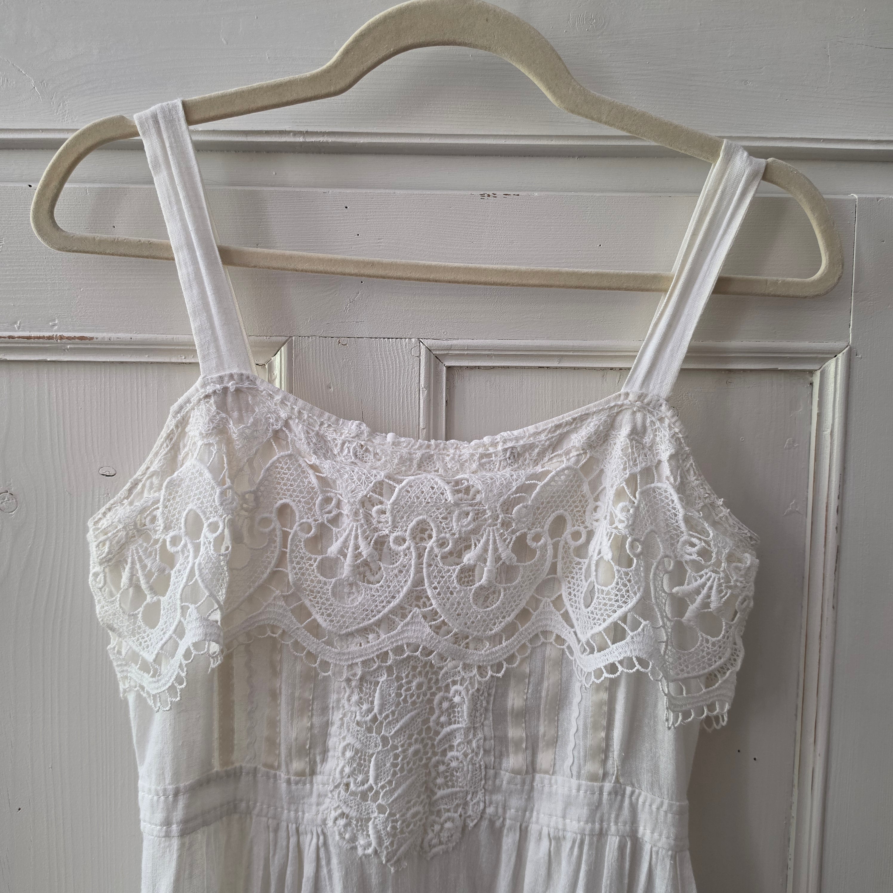 Romantisches Vintage Trägerkleid – Weißes Halbleinen & Spitze (Handgemachtes Unikat)