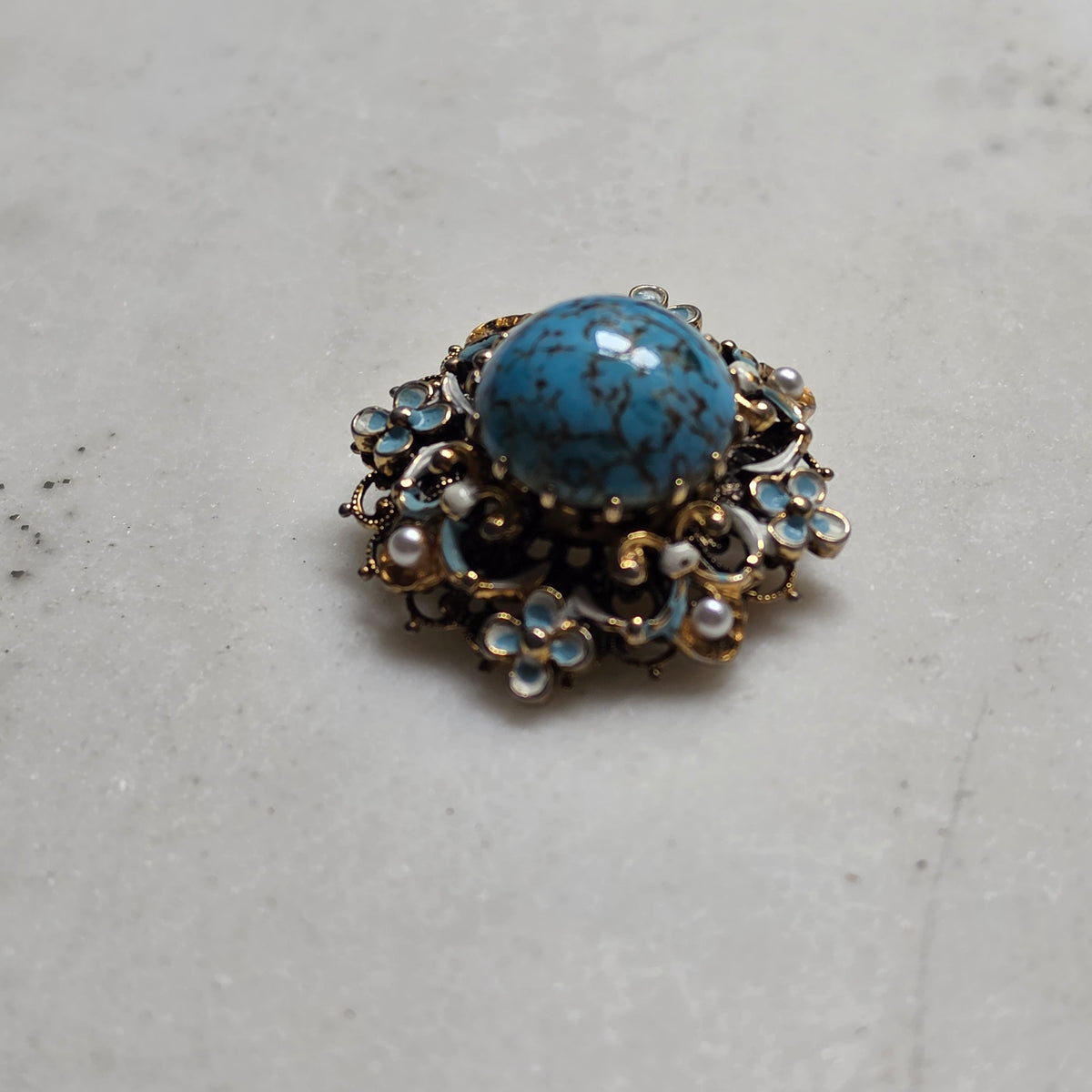 Vintage-Stil Brosche mit Türkis-Imitat, Emaille und Perlen