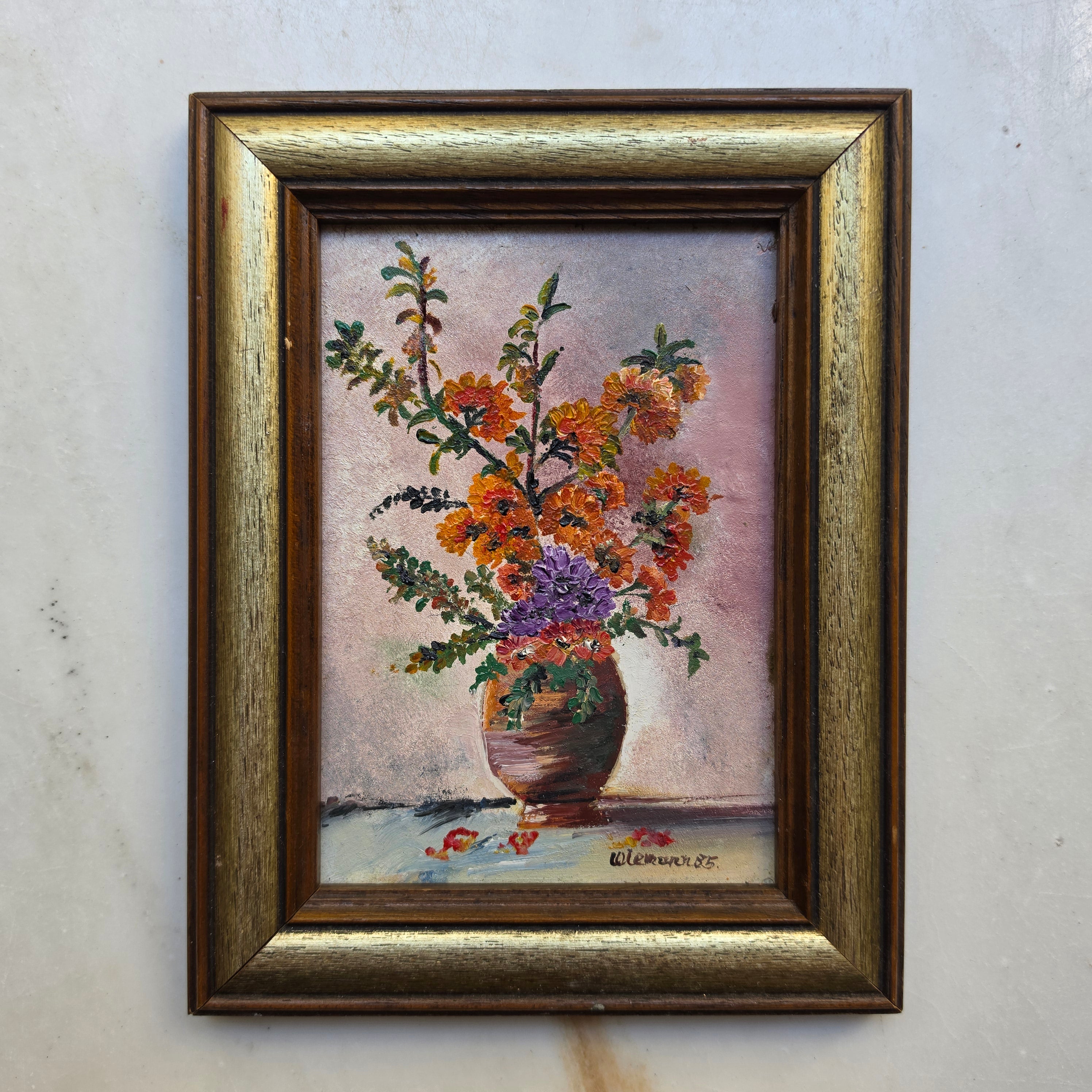Vintage Ölgemälde Blumenstillleben – Signiert Wilh. Wiemann 1985 – Im edlen Holzrahmen mit Goldleiste