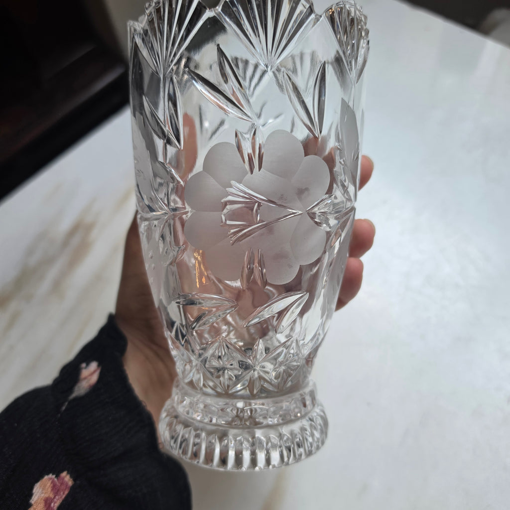 Vintage Kristall-Vase mit floraler Gravur & Wellenrand | Handgeschliffenes Bleikristall, Bogenrand-Prunkvase