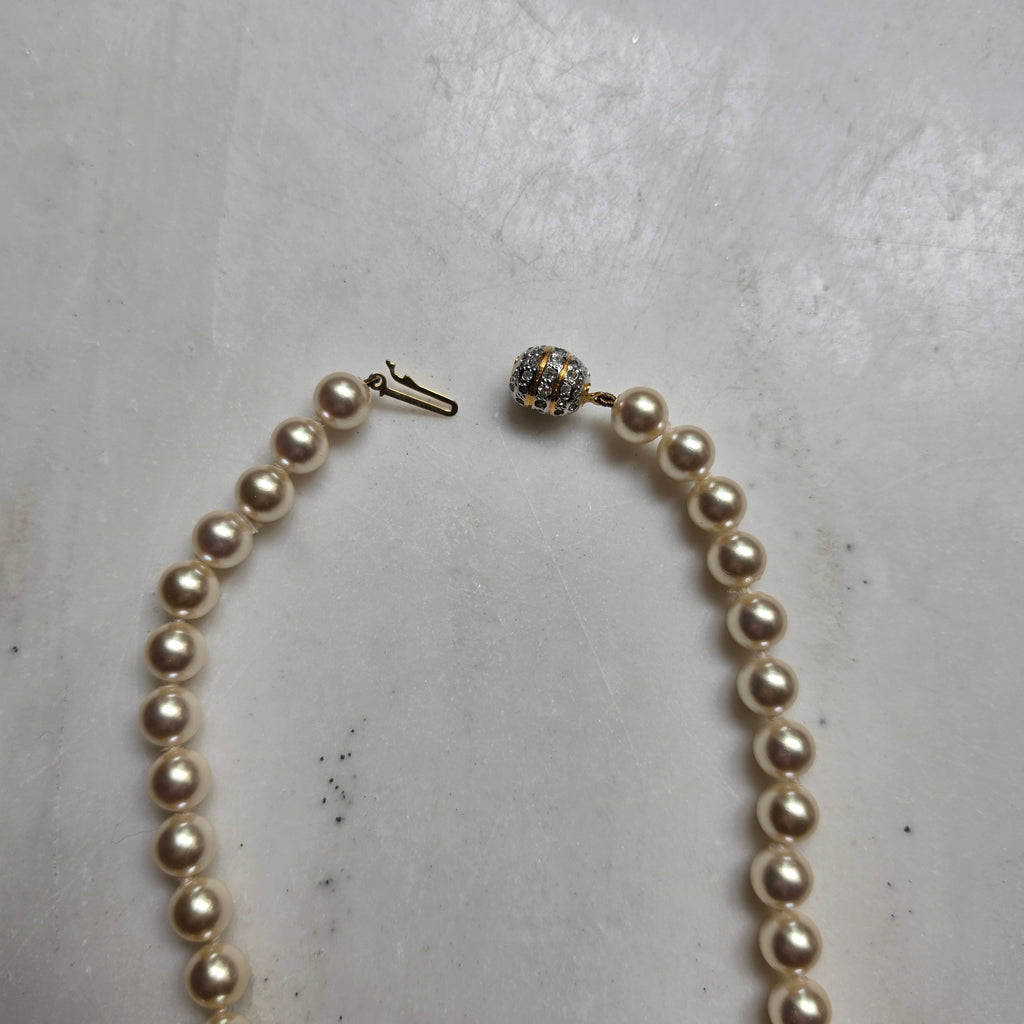 Elegante Perlenkette mit glitzerndem Kugelverschluss – Zeitlose Eleganz
