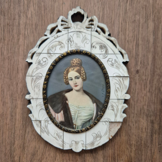 Antike viktorianische Miniaturmalerei / Lupenmalerei Porträt "Caroline von Holnstein" auf Bein / Porzellan Holz