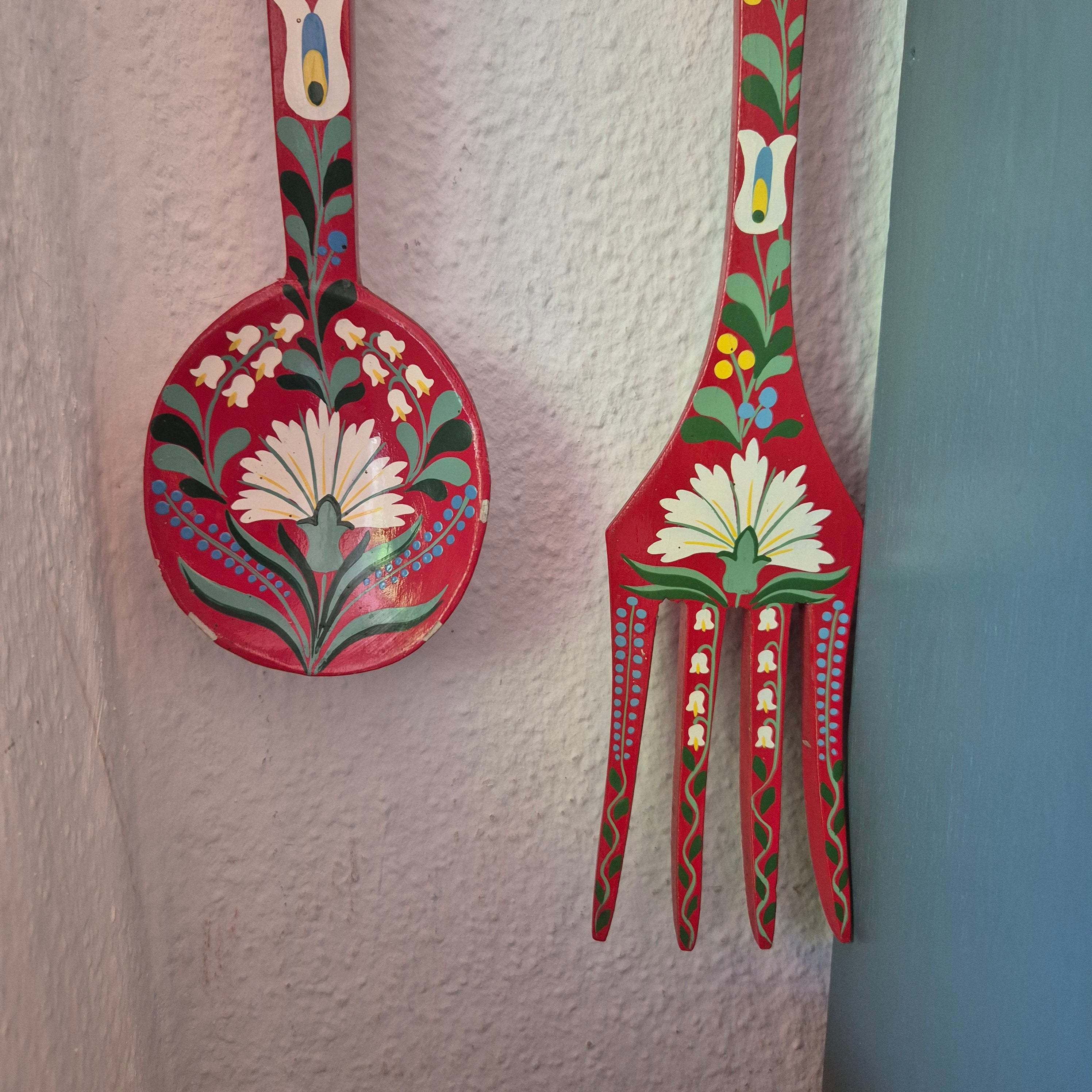 Vintage Deko Holzbesteck Löffel & Gabel für die Wand Küche handbemalt rot Blumenmalerei