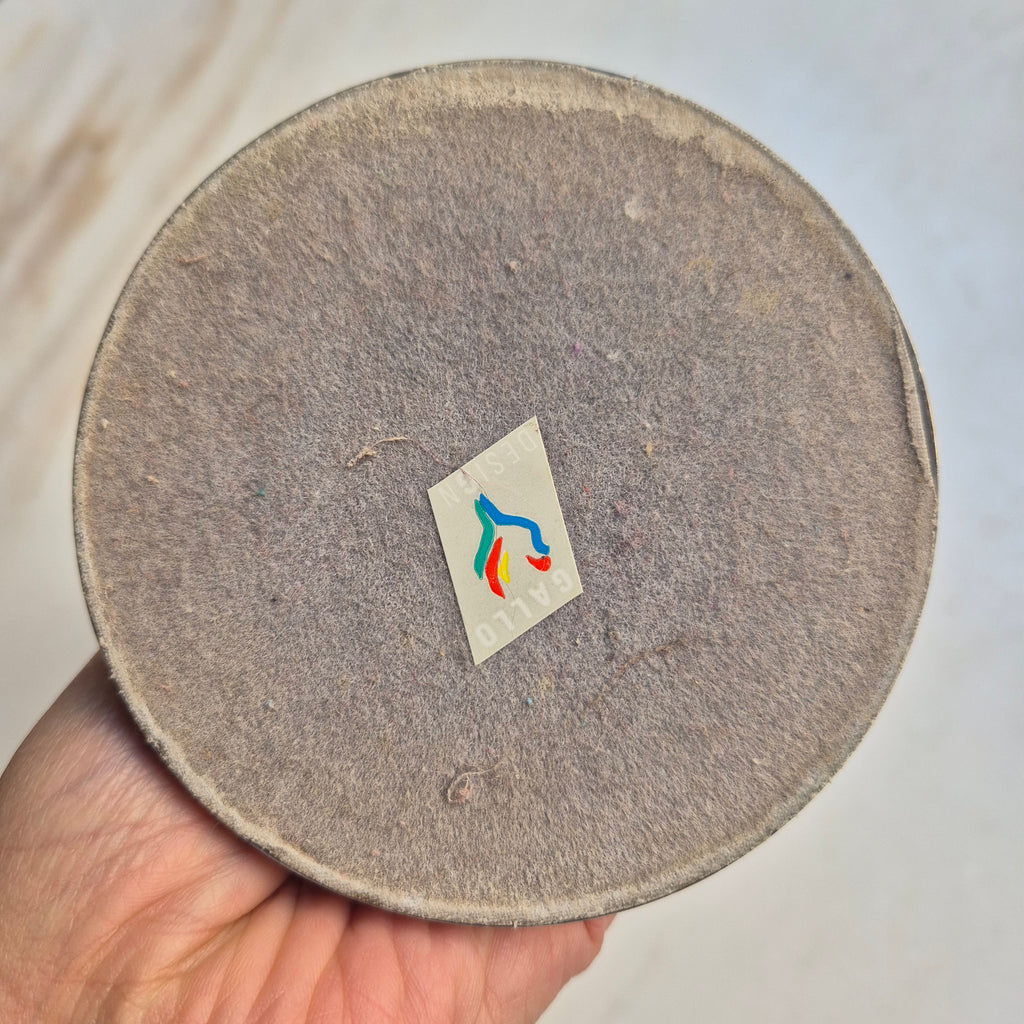 Kunsthandwerklicher Kerzenständer mit Holzelement - versilbert
