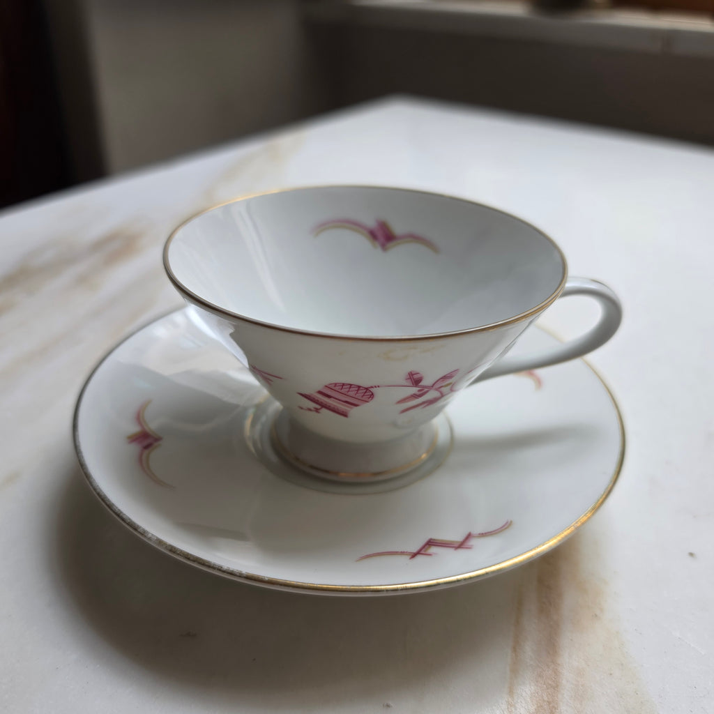 Vintage Porzellan-Tasse mit Untertasse – Beerenrosa & Golddekor - Mid-Century Elegant