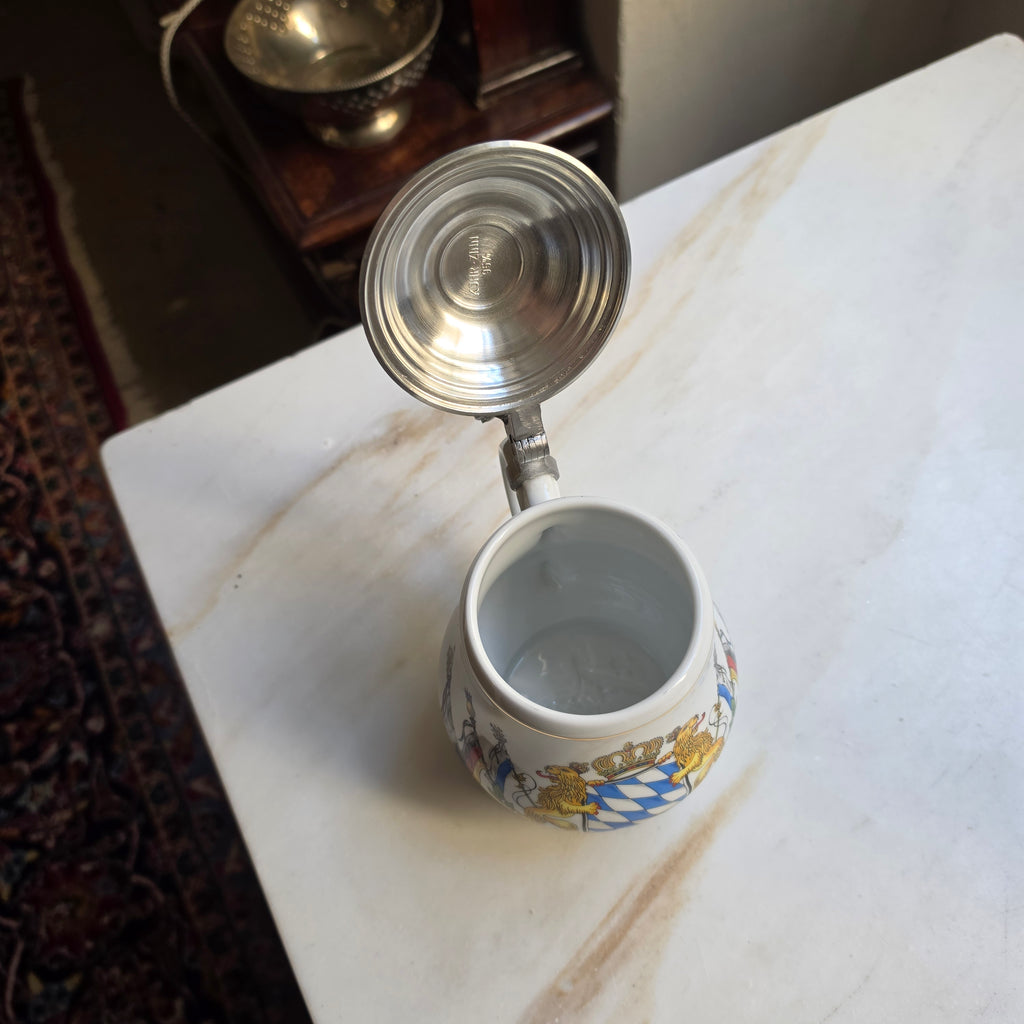Exklusiver Porzellan-Bierkrug mit Zinndeckel – Bayerisches Wappen & Krone - Kühr Sandizell (Limitierte Auflage)