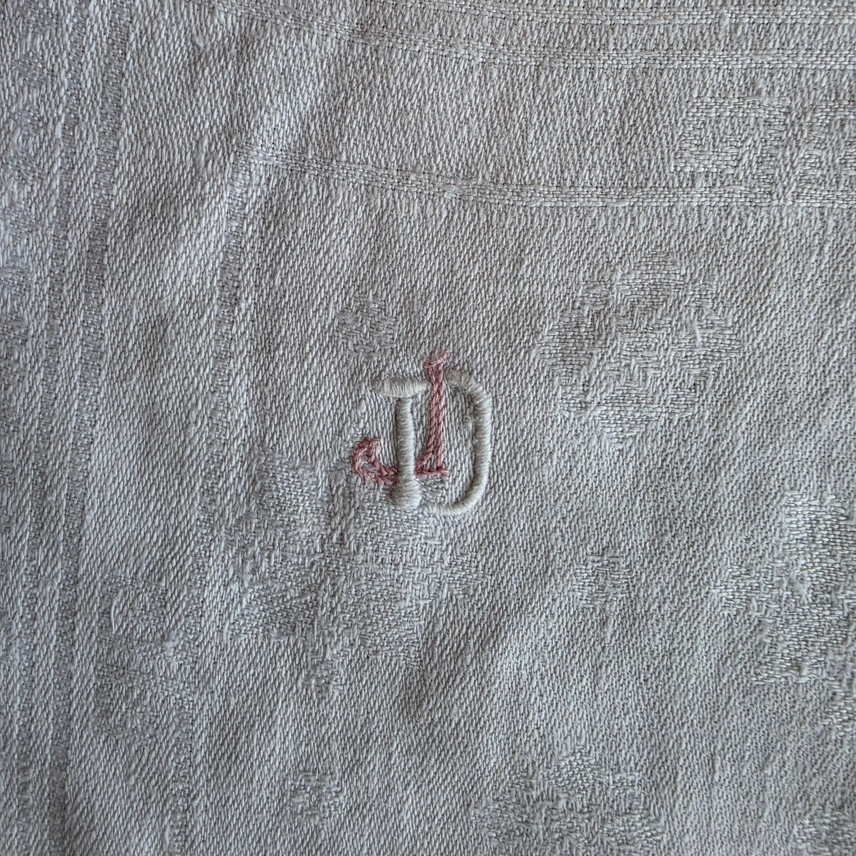 Antike Jugendstil-Damast-Serviette - Mitteldecke mit kunstvollem Monogramm D.L. 60x62cm