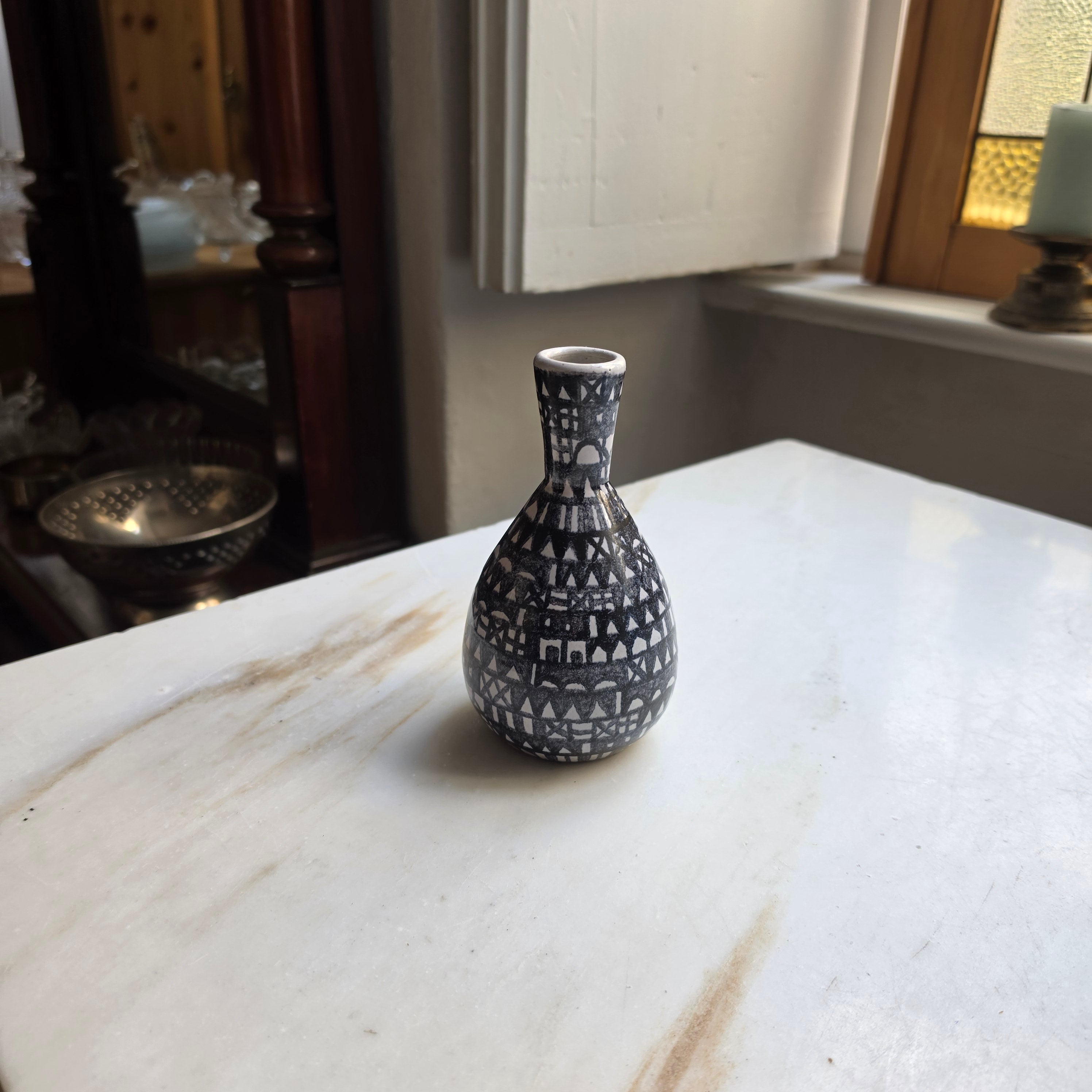 Artisan Keramik-Vase, handbemalt im folkloristischen Mid-Century-Stil