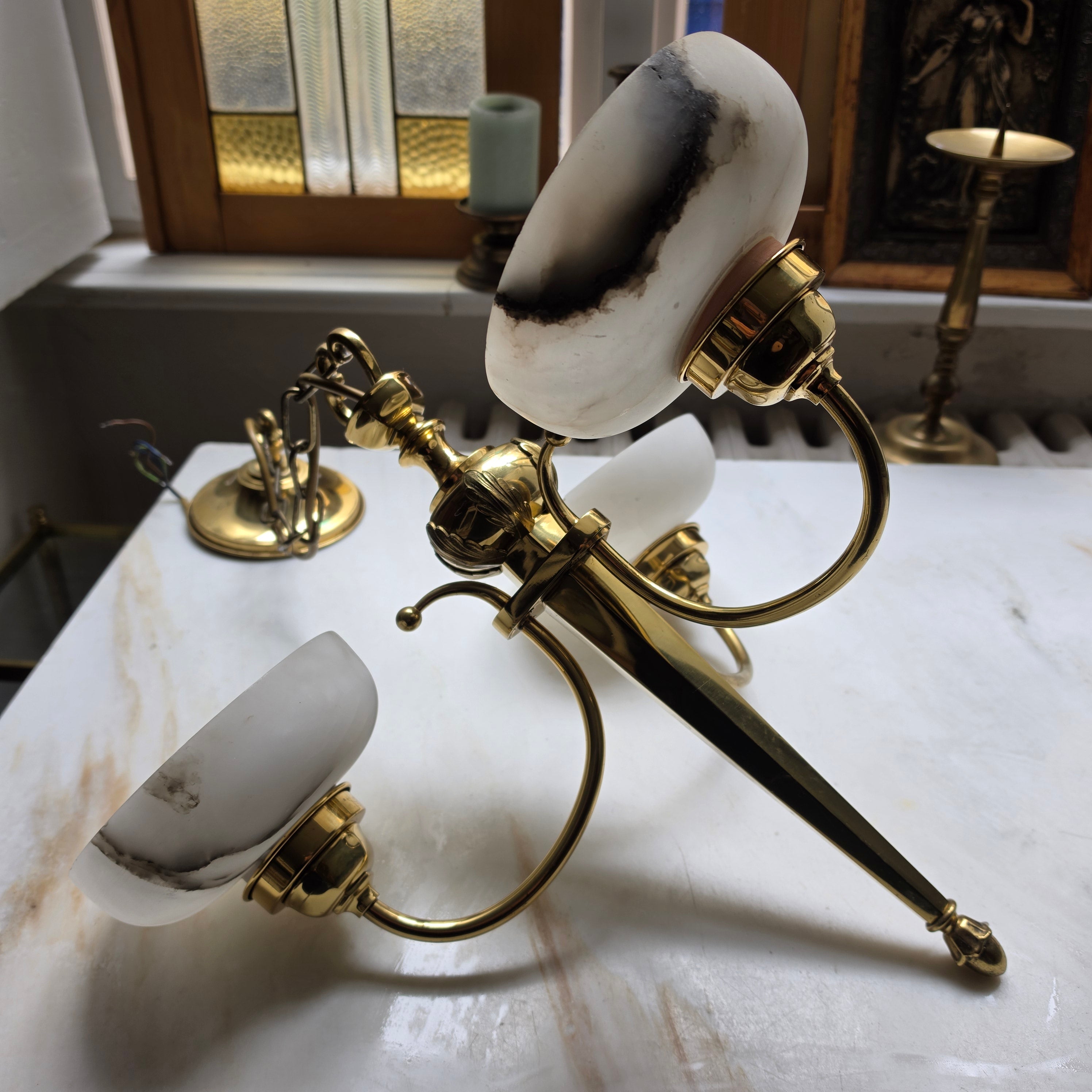 Art Jugendstil Deckenlampe - 3-armig mit Marmoroptik Glasschalen und Messing