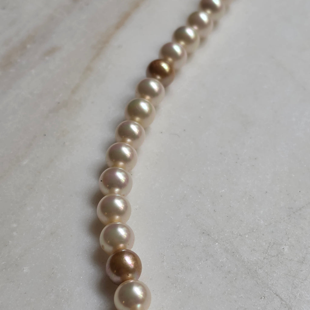 Elegante Perlenkette mit 835 Silber-Steckschloss – Shimmering Modeschmuck-Perlen mit bronzegoldenen Akzenten