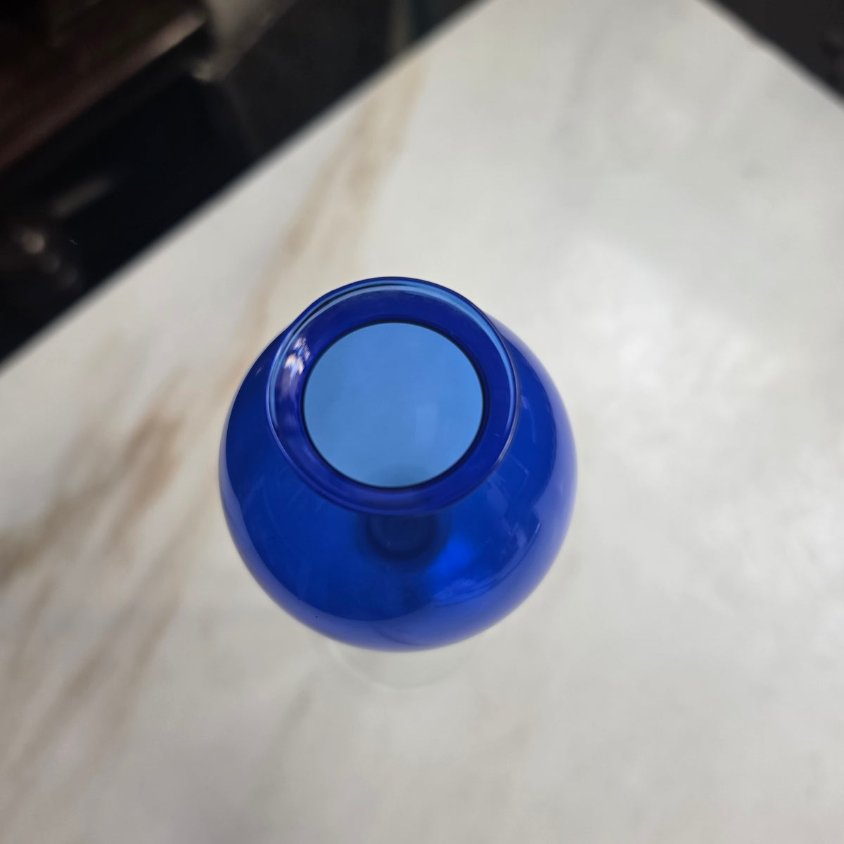 Elegante Mundgeblasene Solitär-Vase aus Kobaltblauem Glas mit Langem Stiel