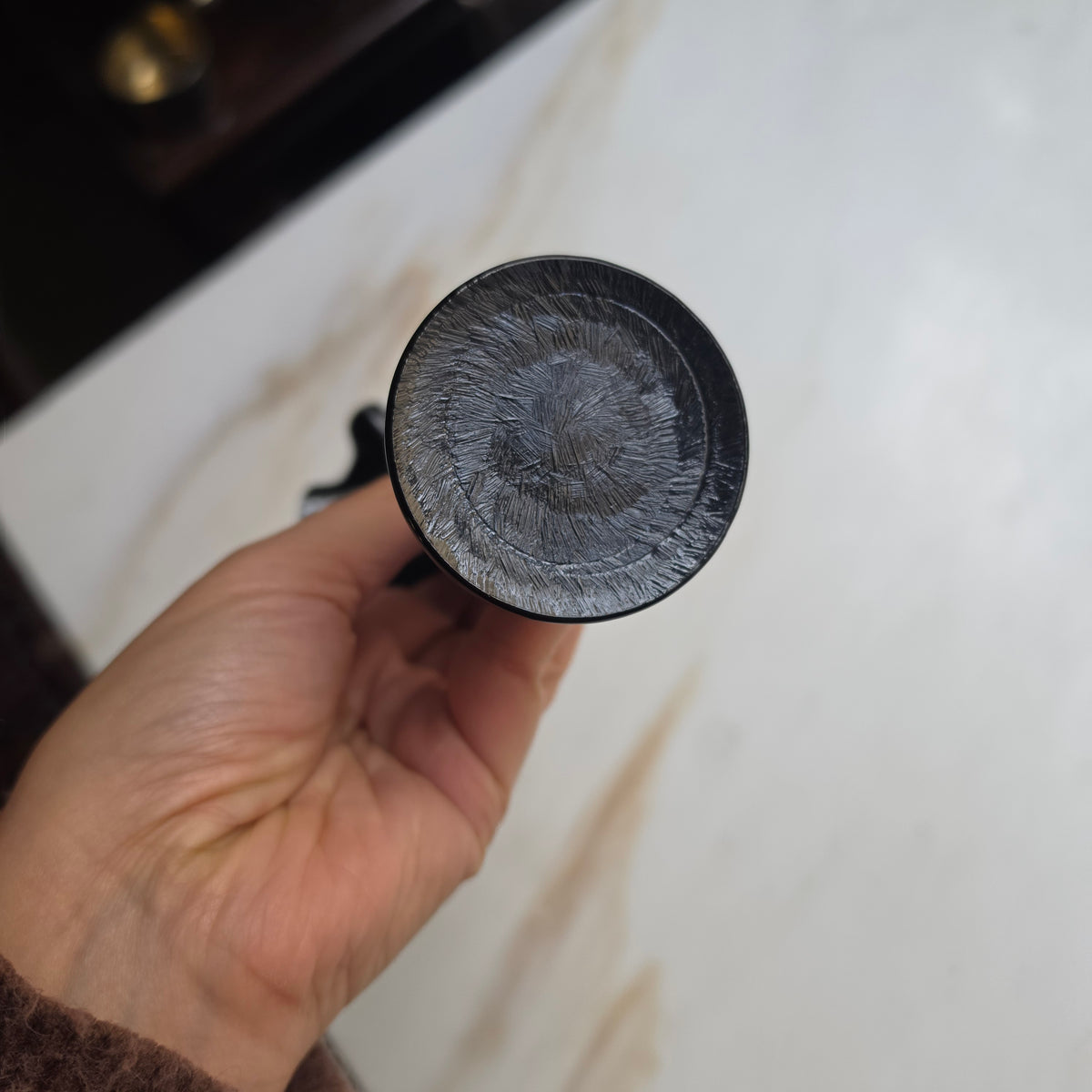 Vintage Solitär-Vase aus schwarzem Glas mit Wellenrand (Gefältelter Rand / Solifleur)